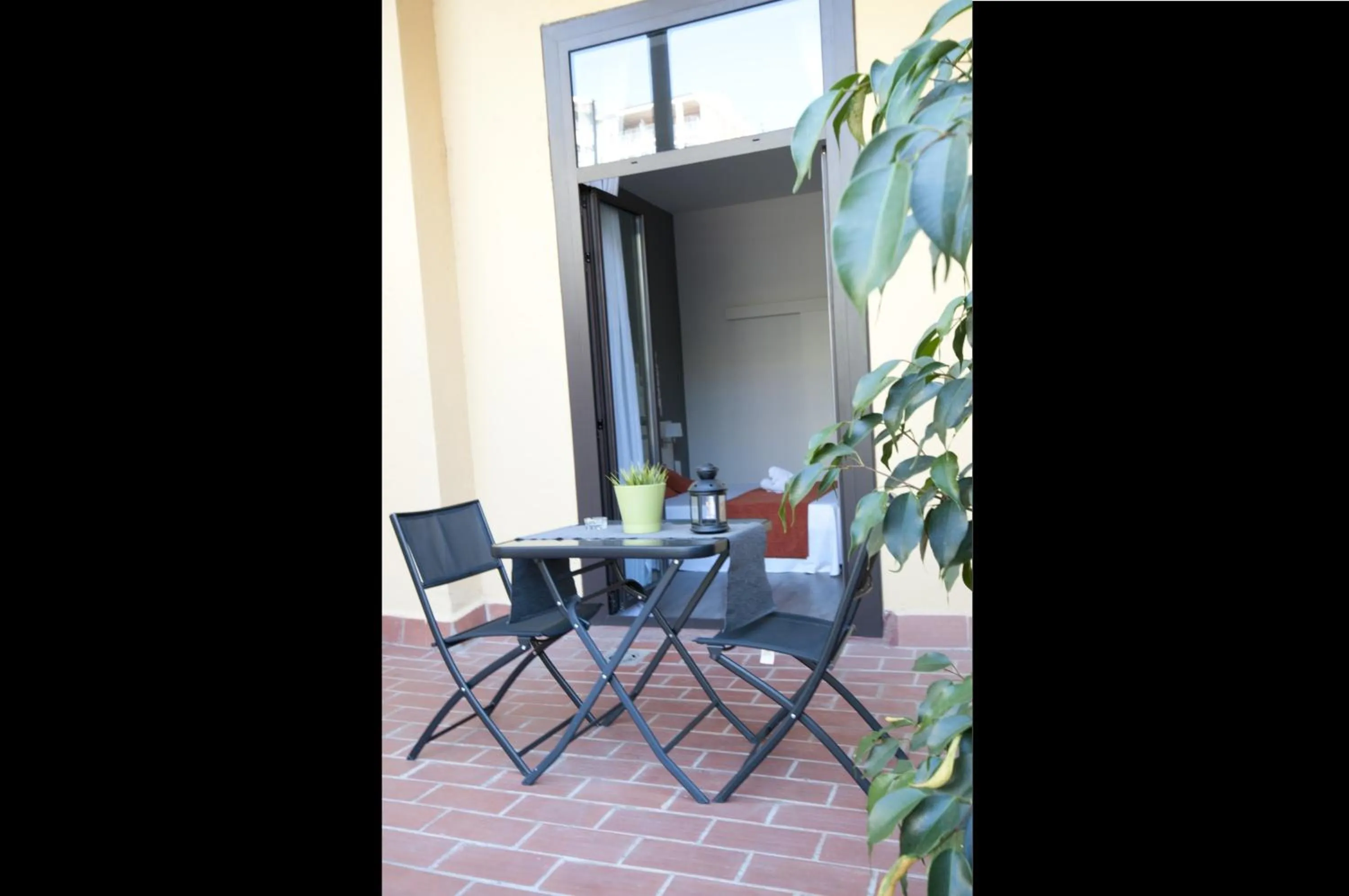 Patio in Hostal Live Barcelona