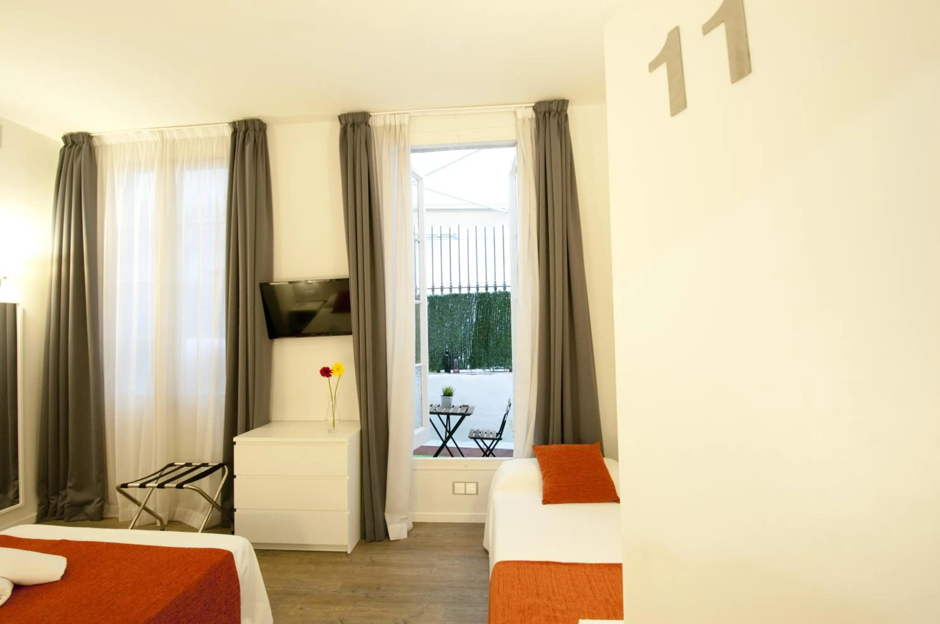 Photo of the whole room in Hostal Live Barcelona