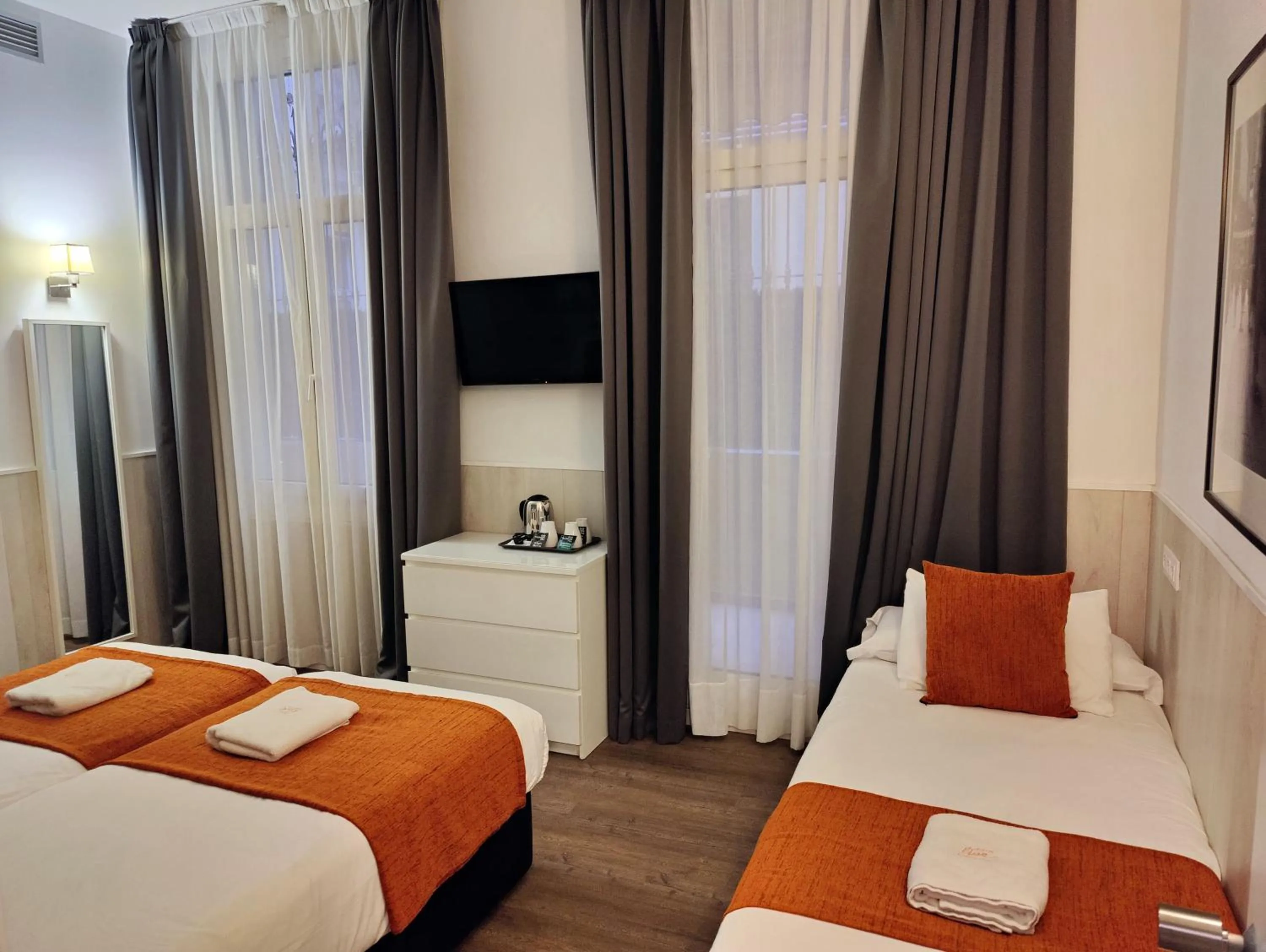 Photo of the whole room, Bed in Hostal Live Barcelona