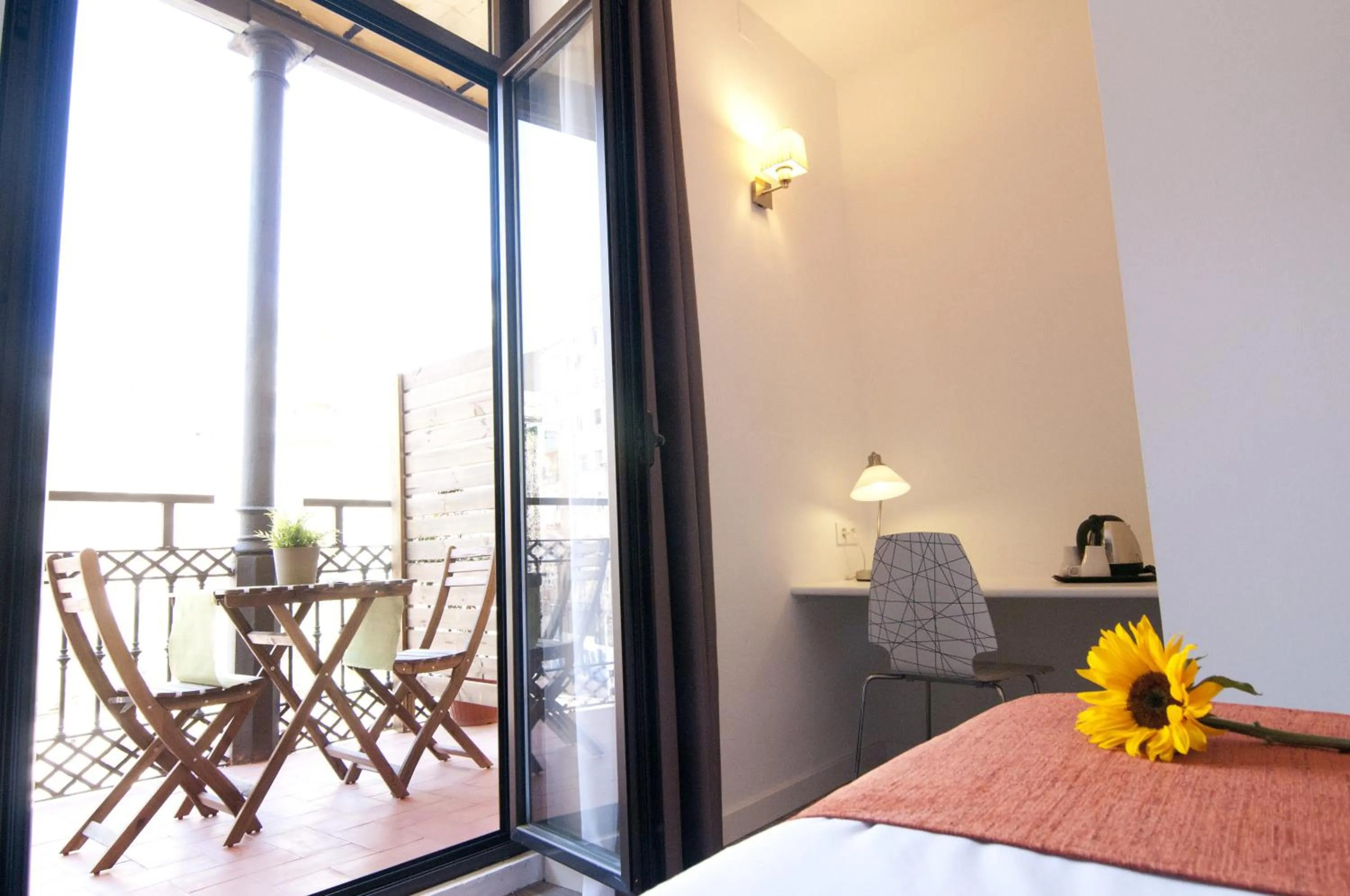 Balcony/Terrace, Bed in Hostal Live Barcelona