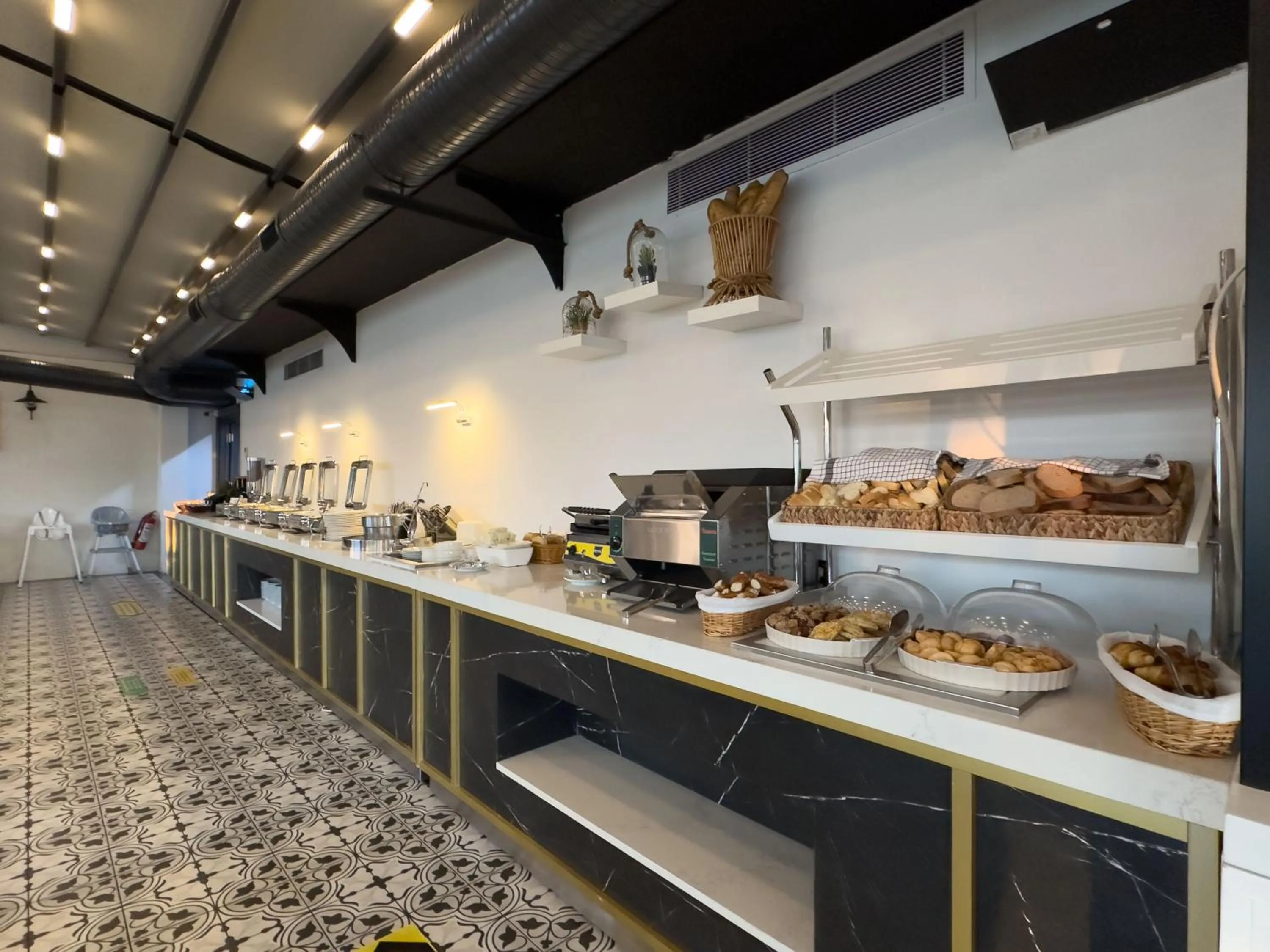 Restaurant/places to eat in Leaf Port Hotel