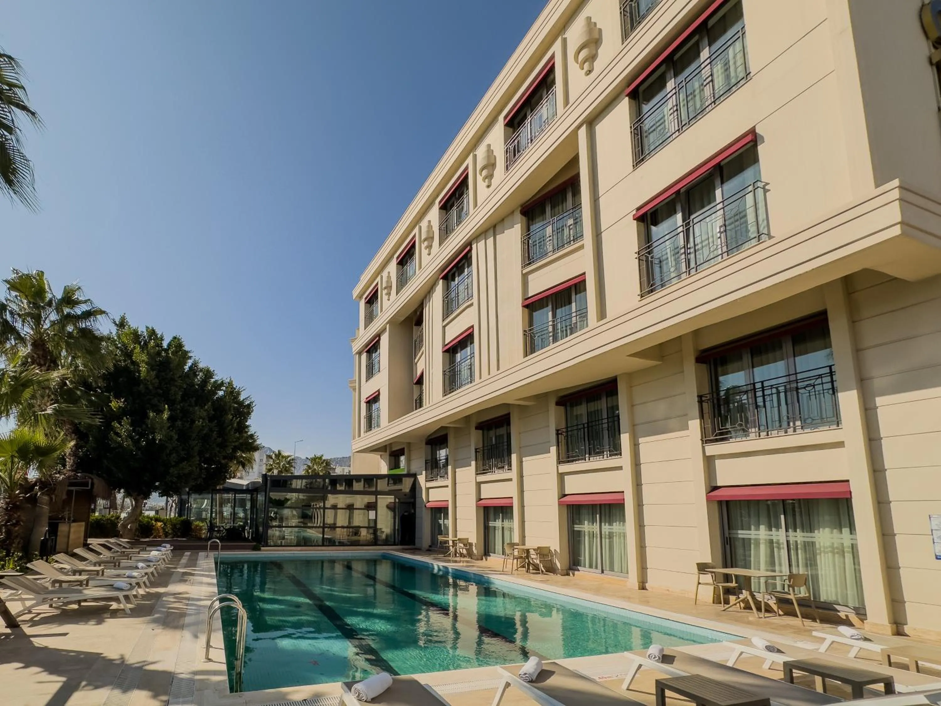 Swimming pool in Leaf Port Hotel