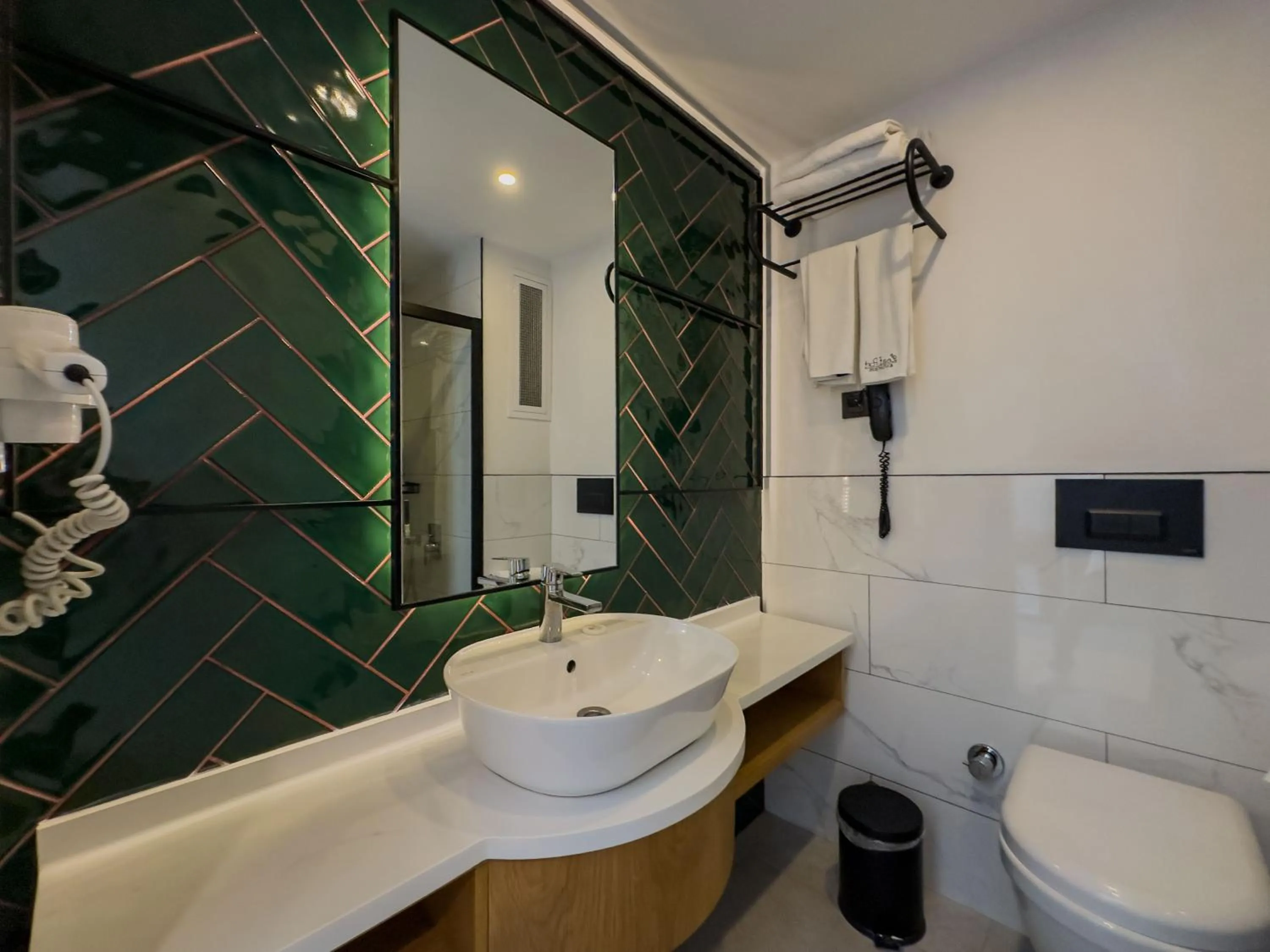 Shower in Leaf Port Hotel