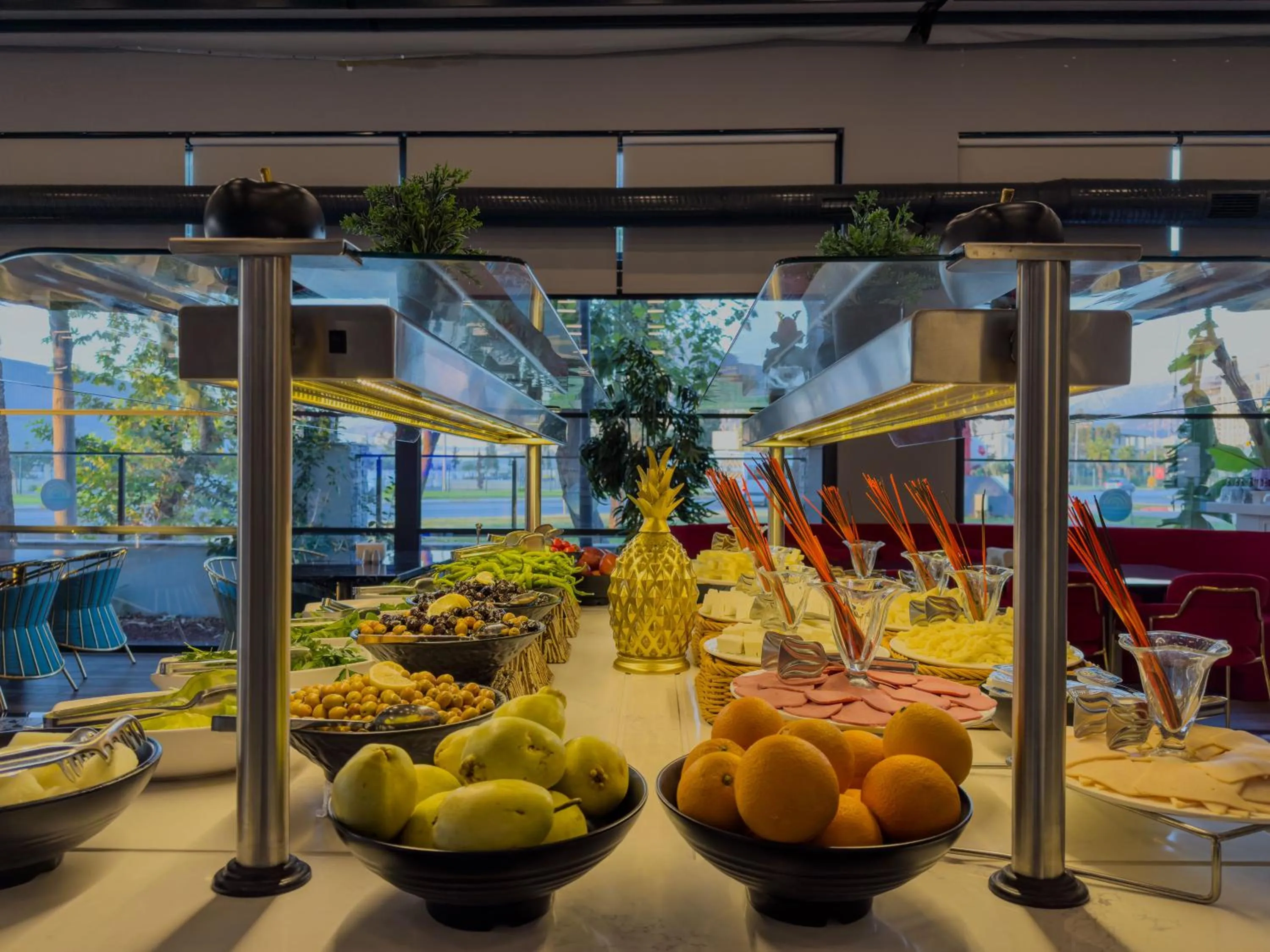 Restaurant/places to eat in Leaf Port Hotel