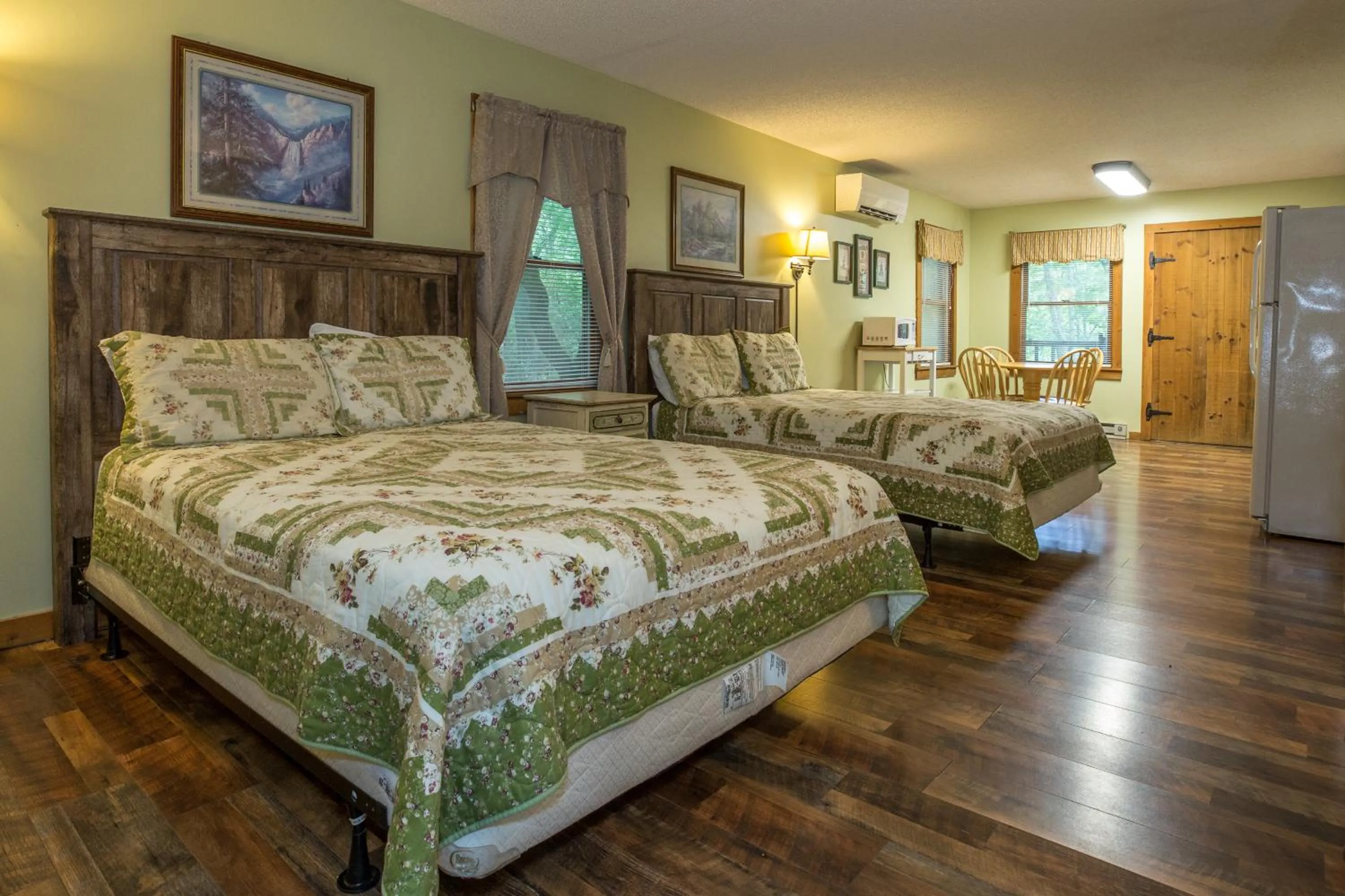 Kitchen or kitchenette, Bed in Springmaid Mountain Retreat & Stables