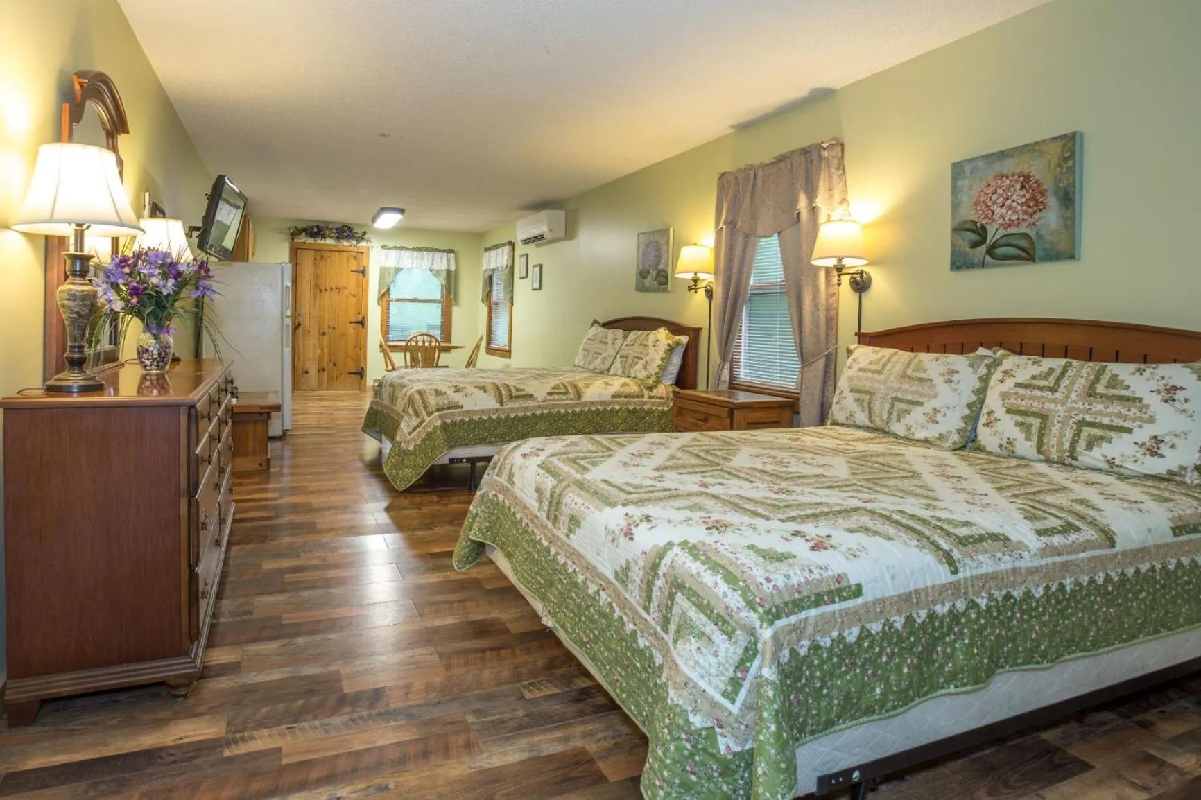 Photo of the whole room, Bed in Springmaid Mountain Retreat & Stables