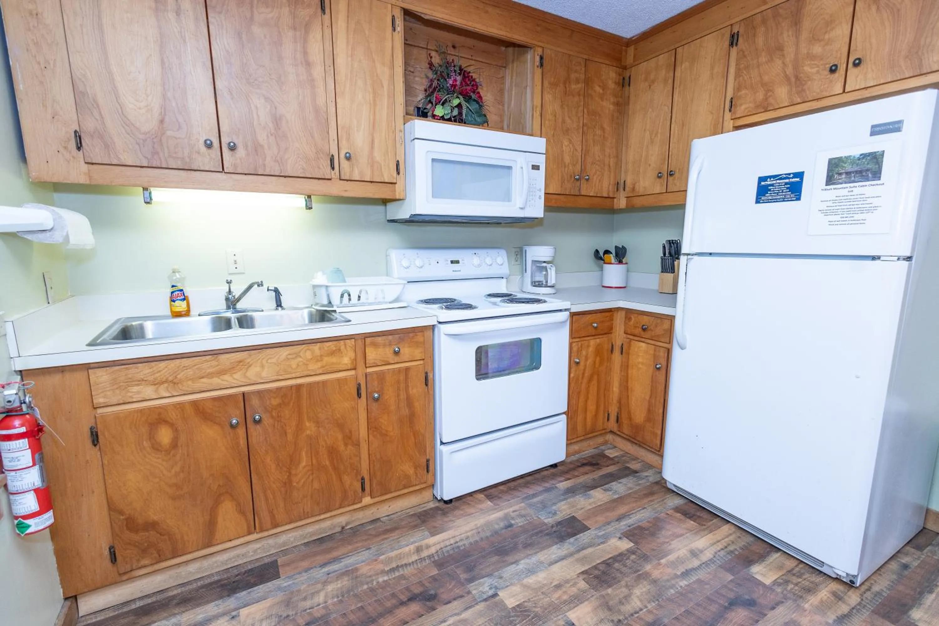Kitchen or kitchenette in Springmaid Mountain Retreat & Stables