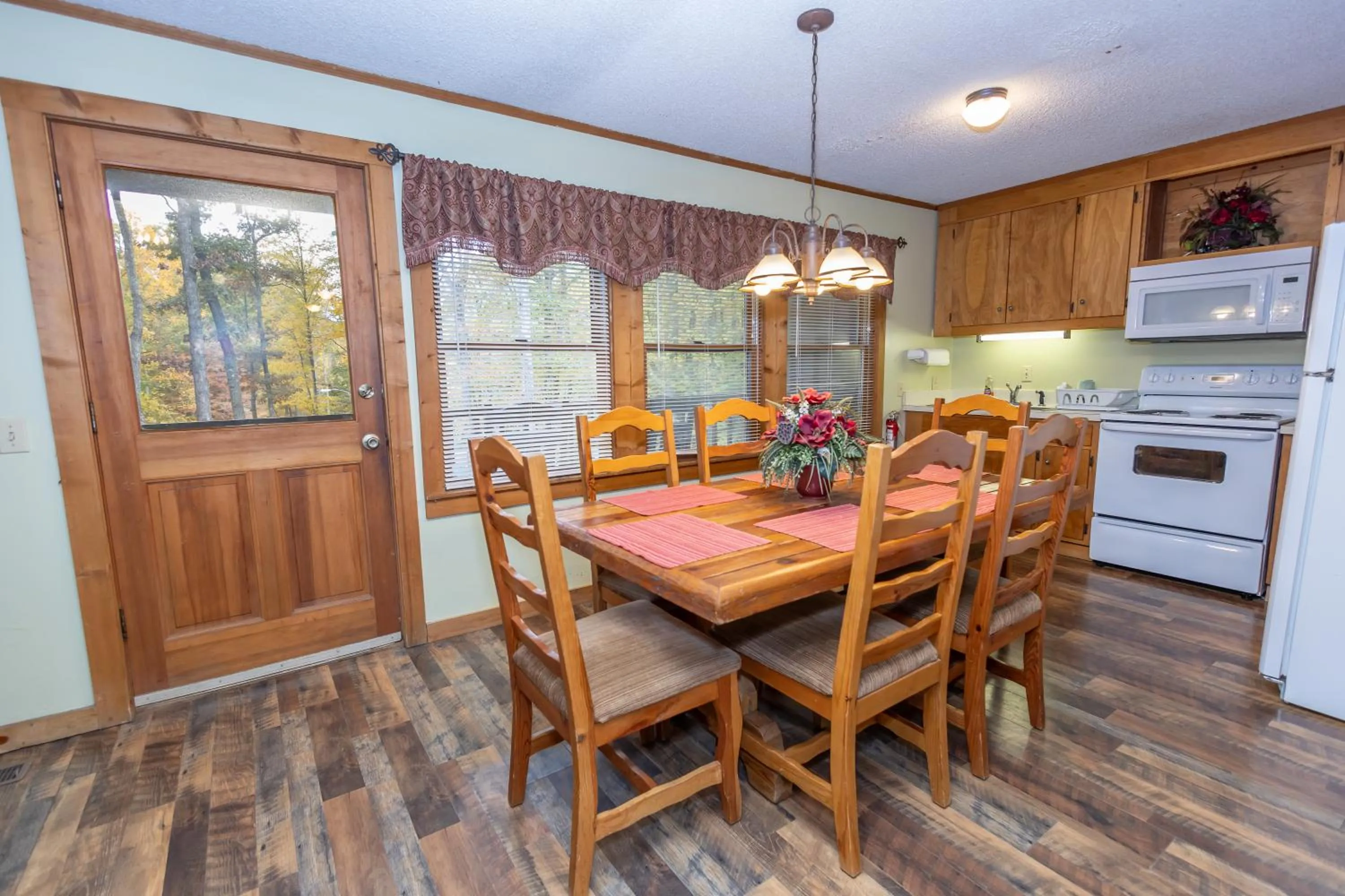 Dining area in Springmaid Mountain Retreat & Stables