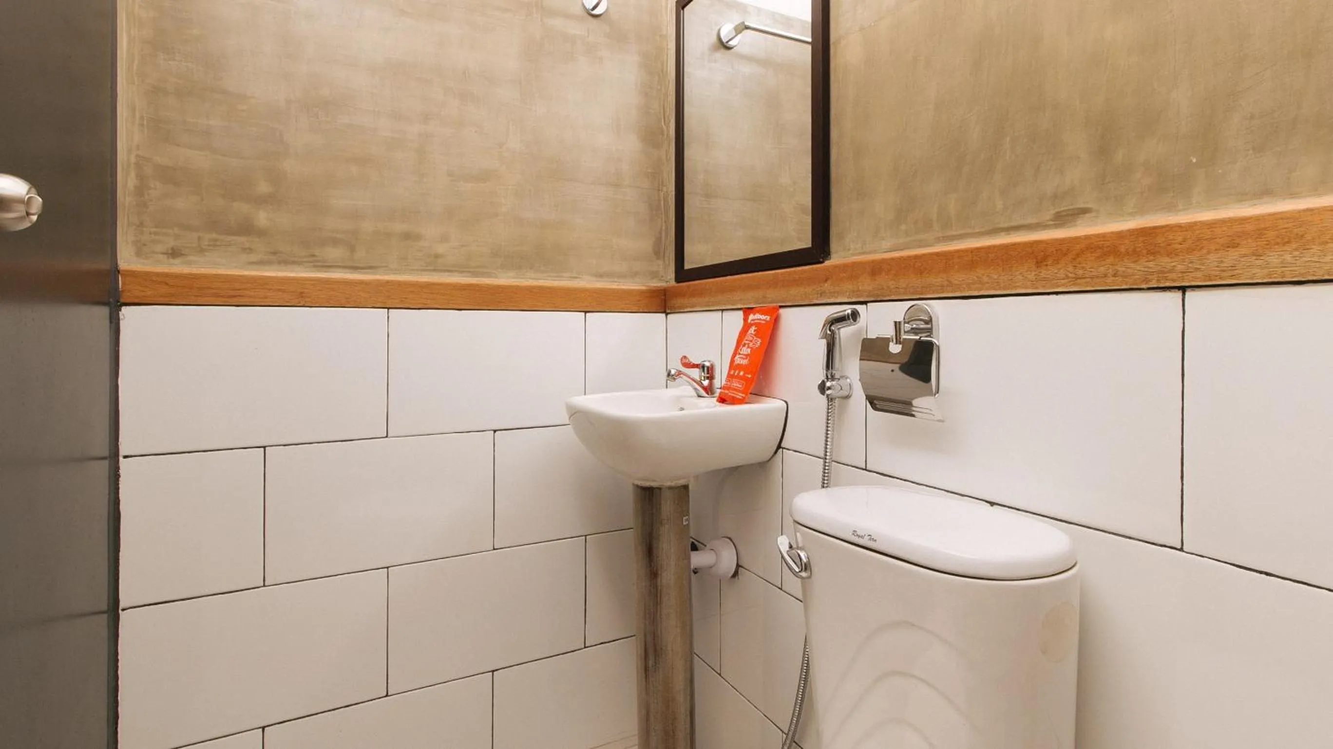 Shower in RedDoorz near Fishermall Quezon City