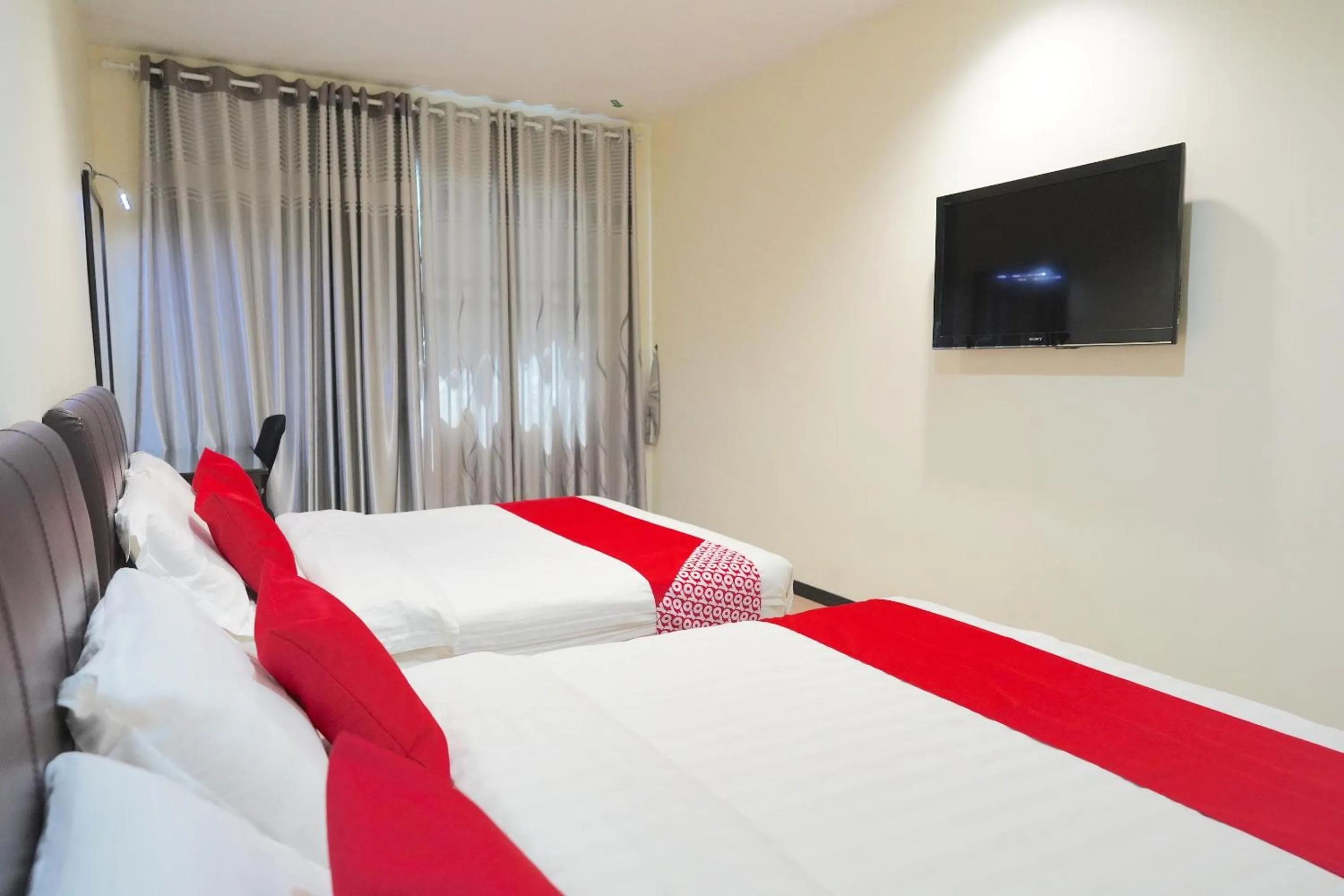 Bedroom, Bed in Hotel O Utama Inn