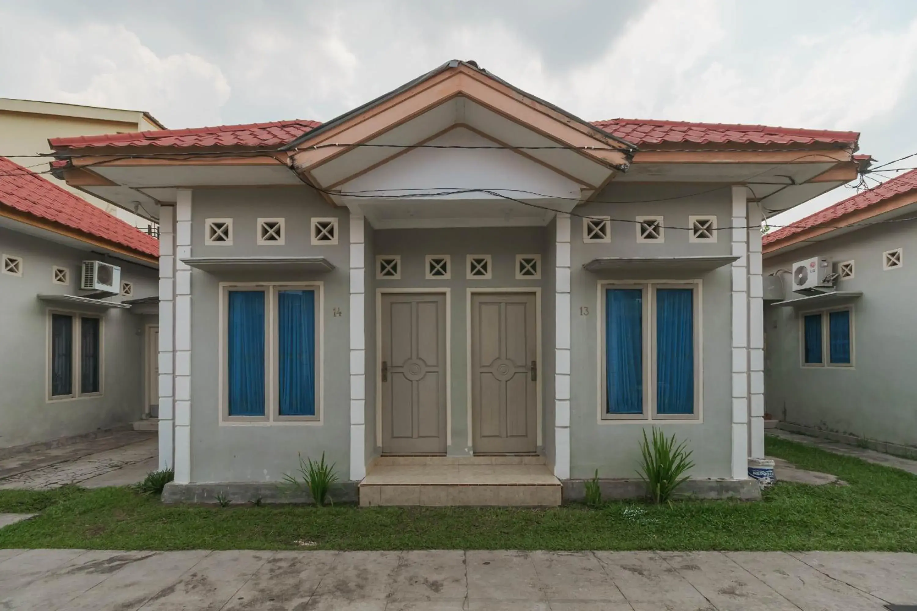 Facade/entrance in RedDoorz Syariah near Watervang Lubuk Linggau 2 Facade/entrance in RedDoorz Syariah near Watervang Lubuk Linggau 2