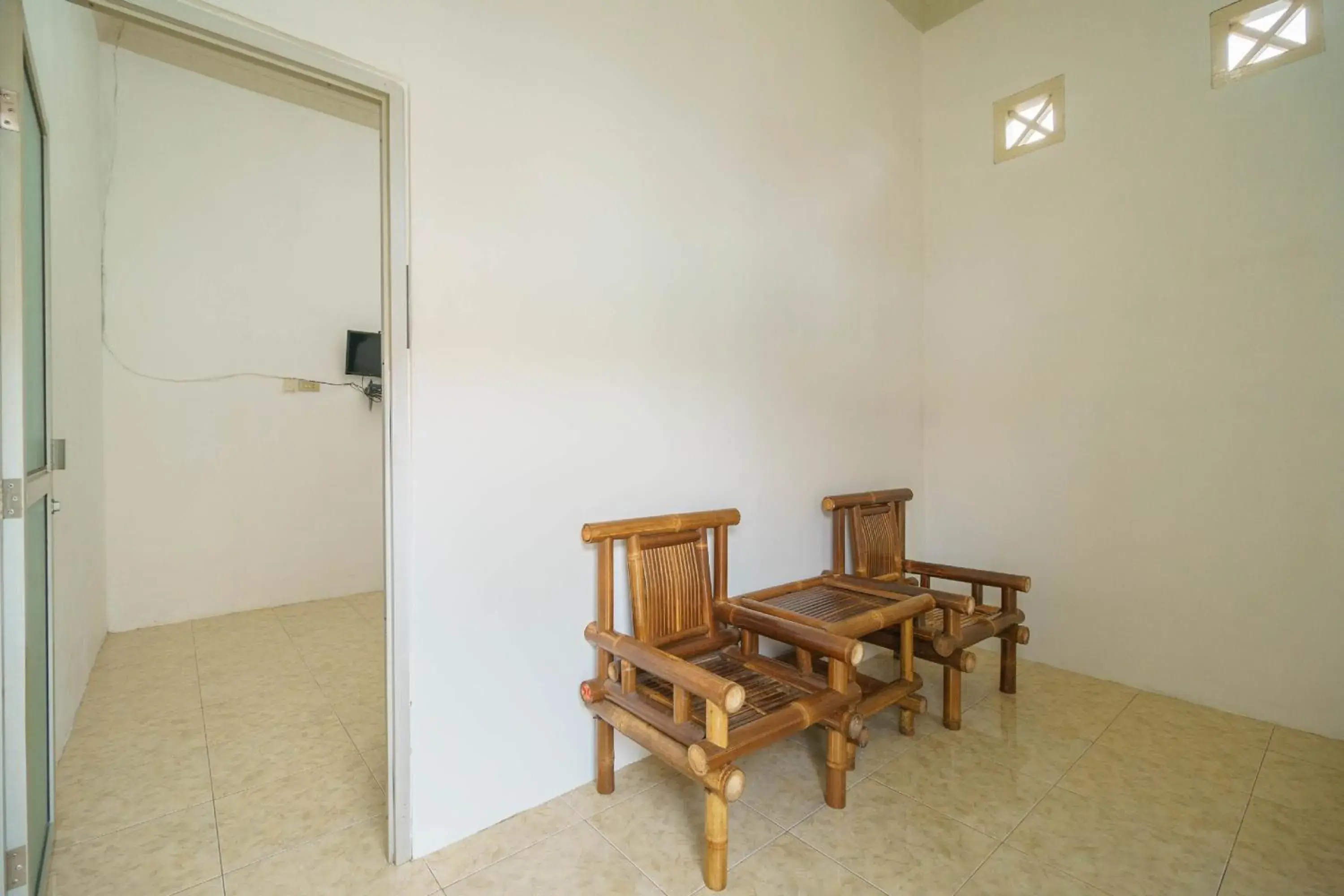 Living room in RedDoorz Syariah near Watervang Lubuk Linggau 2 Living room in RedDoorz Syariah near Watervang Lubuk Linggau 2