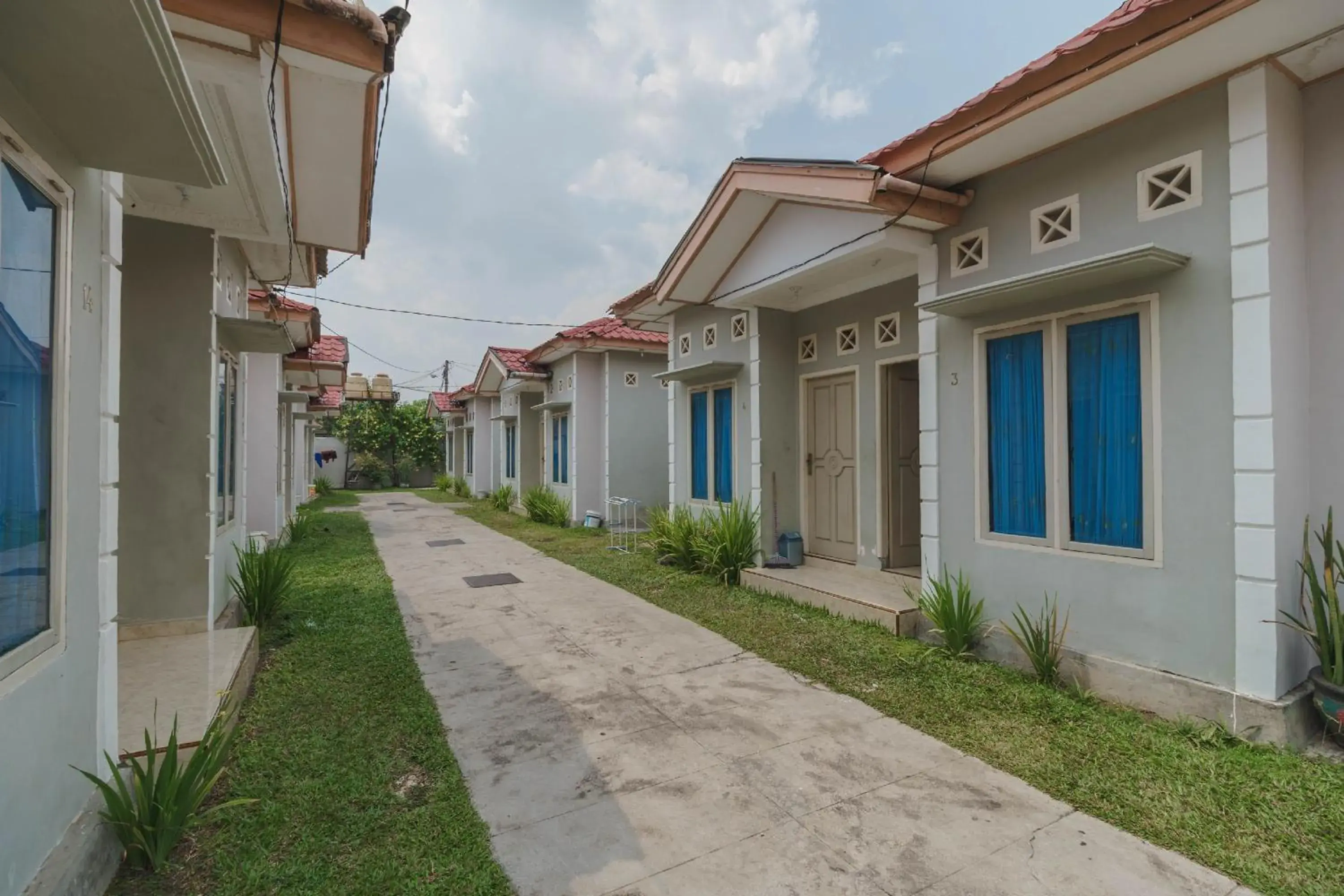 Facade/entrance in RedDoorz Syariah near Watervang Lubuk Linggau 2 Facade/entrance in RedDoorz Syariah near Watervang Lubuk Linggau 2