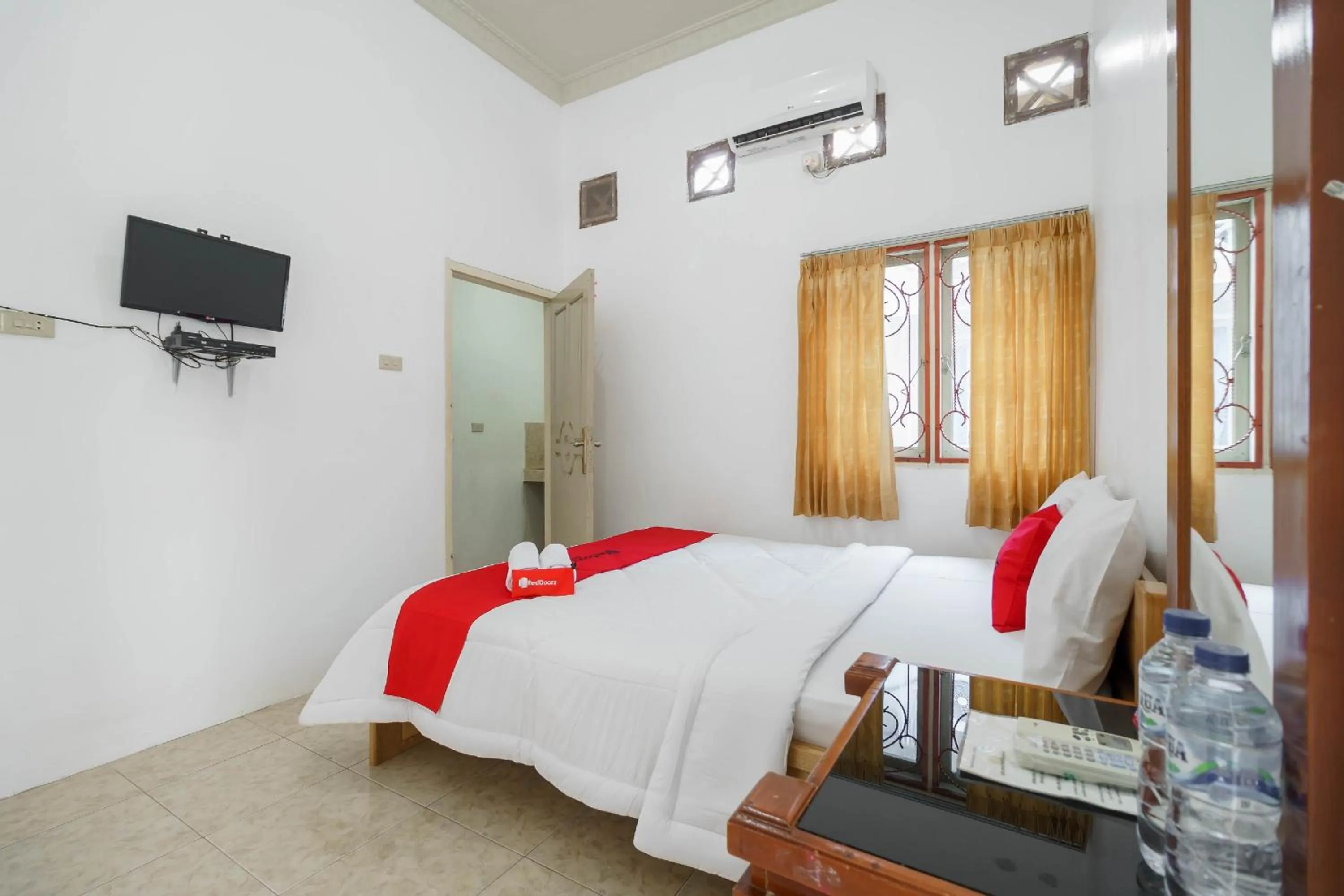 Bedroom, Bed in RedDoorz Syariah near Watervang Lubuk Linggau 2