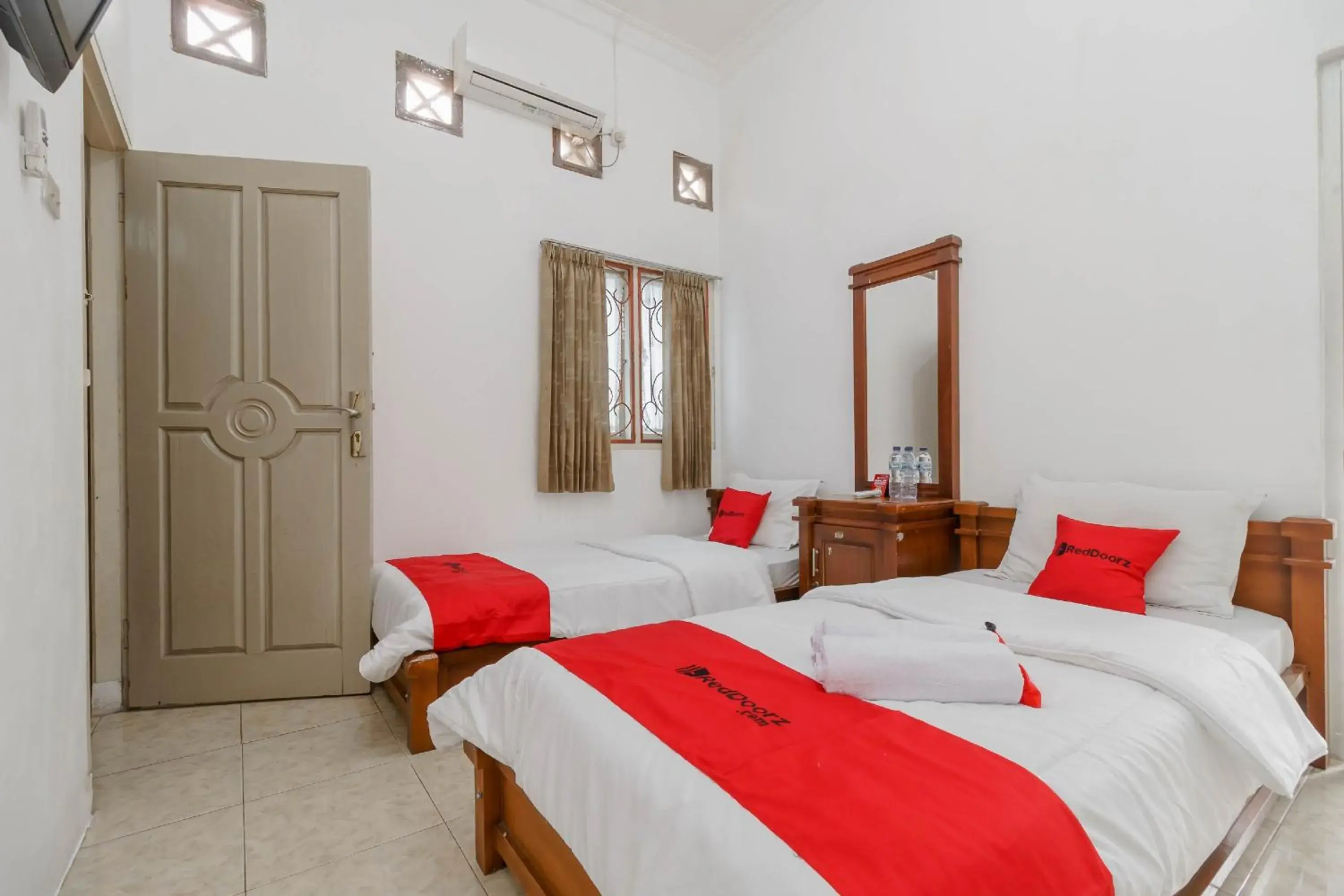 Twin Room in RedDoorz Syariah near Watervang Lubuk Linggau 2 Twin Room in RedDoorz Syariah near Watervang Lubuk Linggau 2