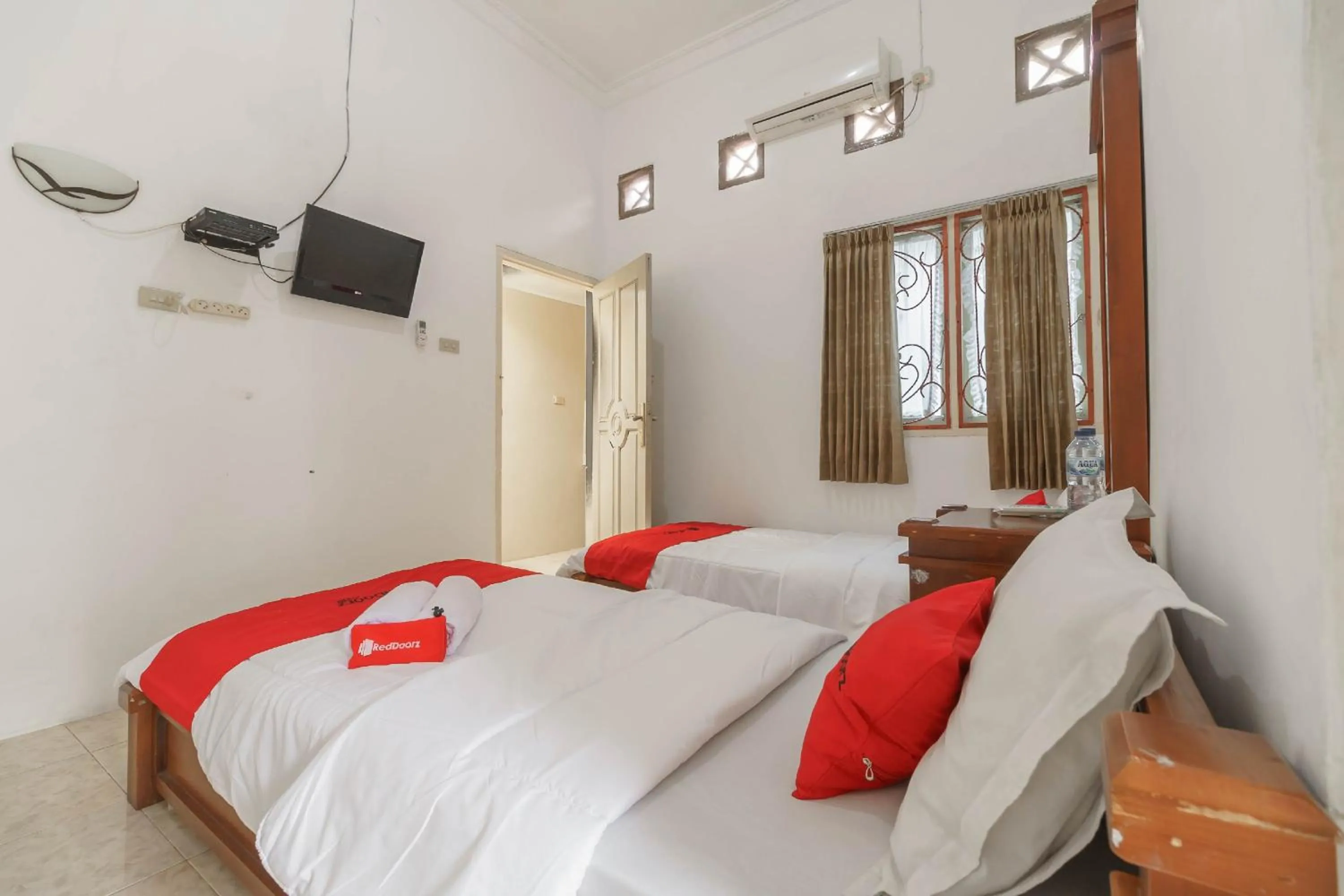 Bedroom, Bed in RedDoorz Syariah near Watervang Lubuk Linggau 2