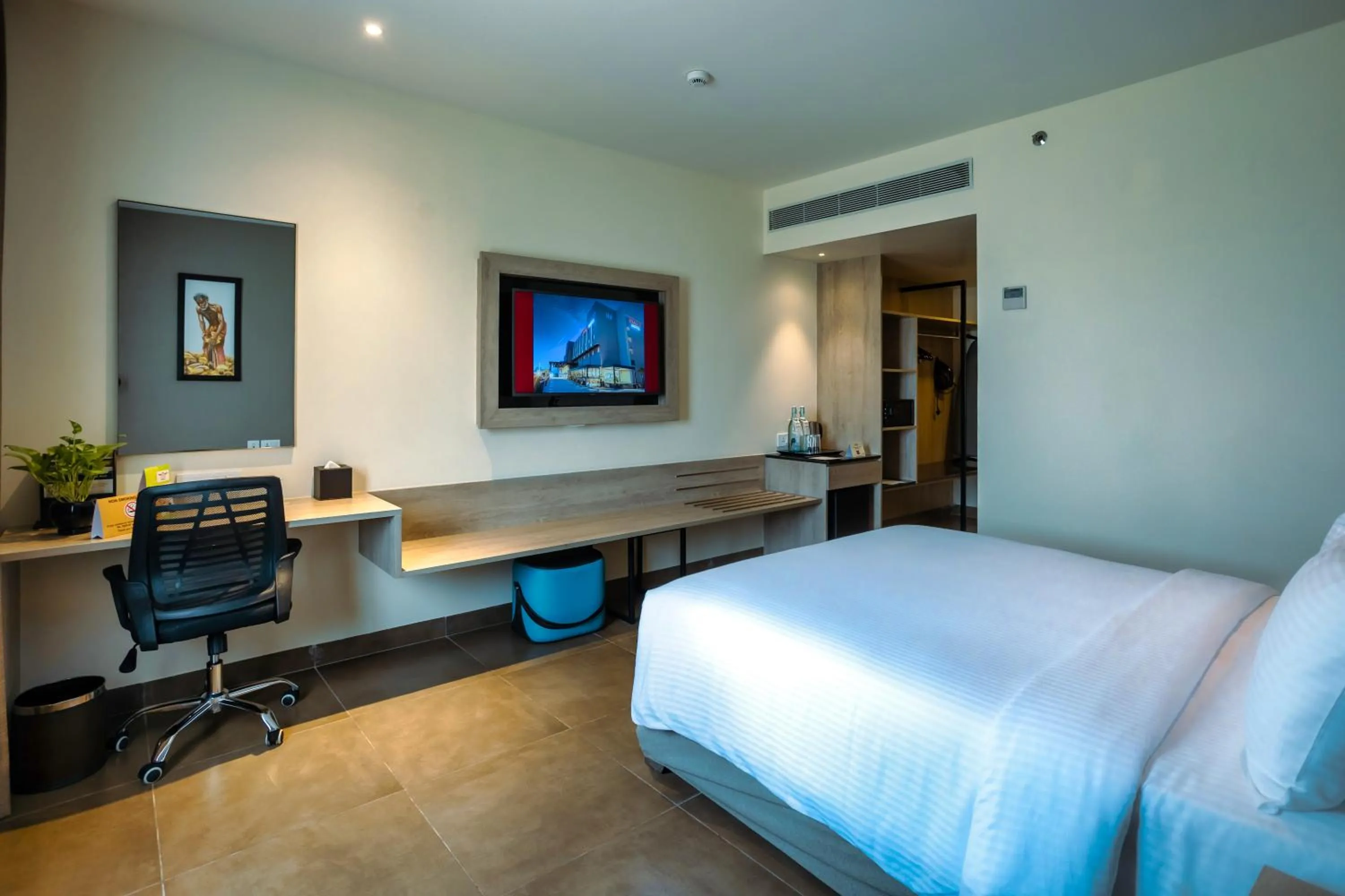 TV and multimedia, Bed in Amika Hotel,Madurai - Near Airport
