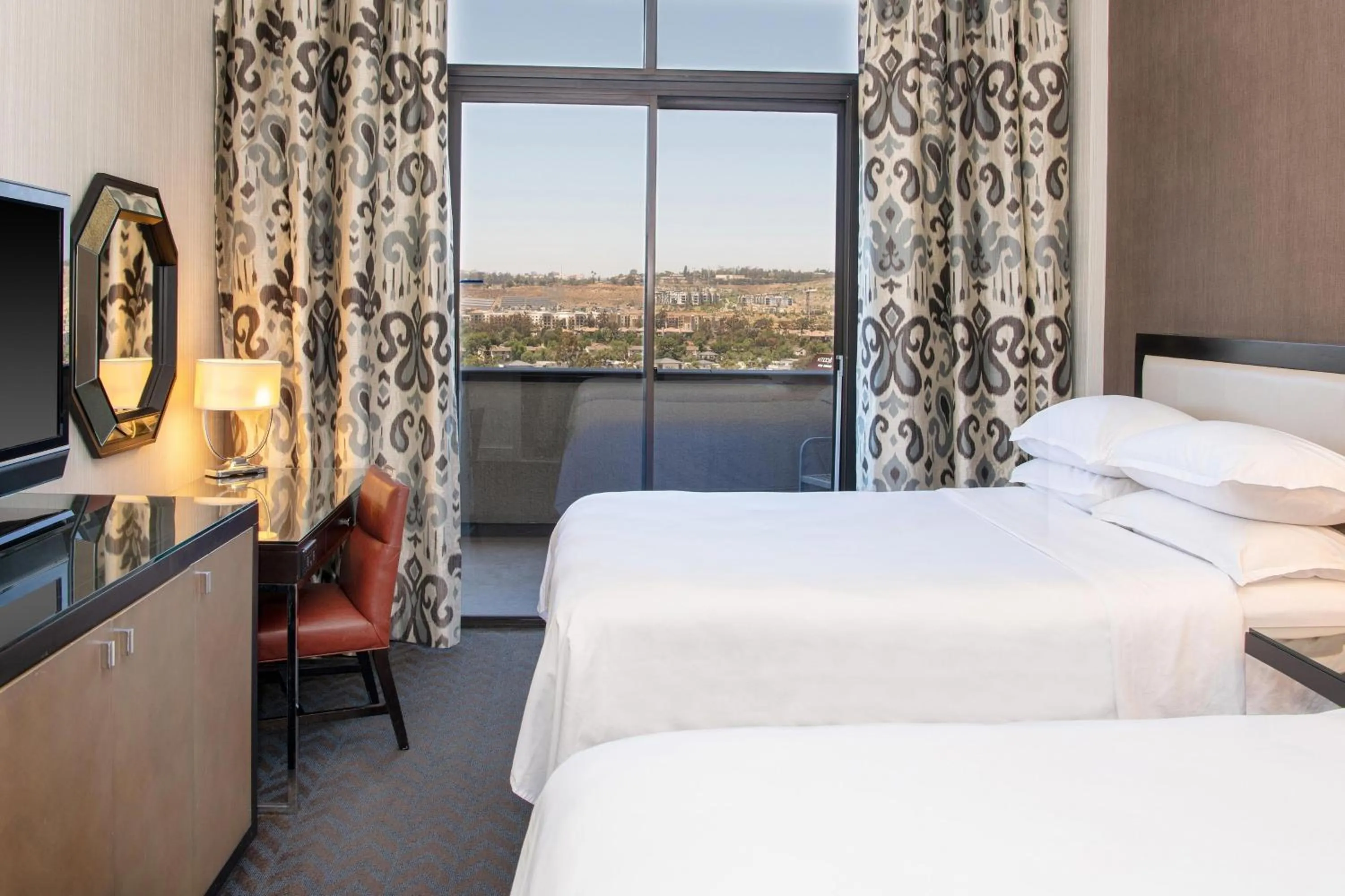 Bedroom, Bed in Sheraton Mission Valley San Diego Hotel