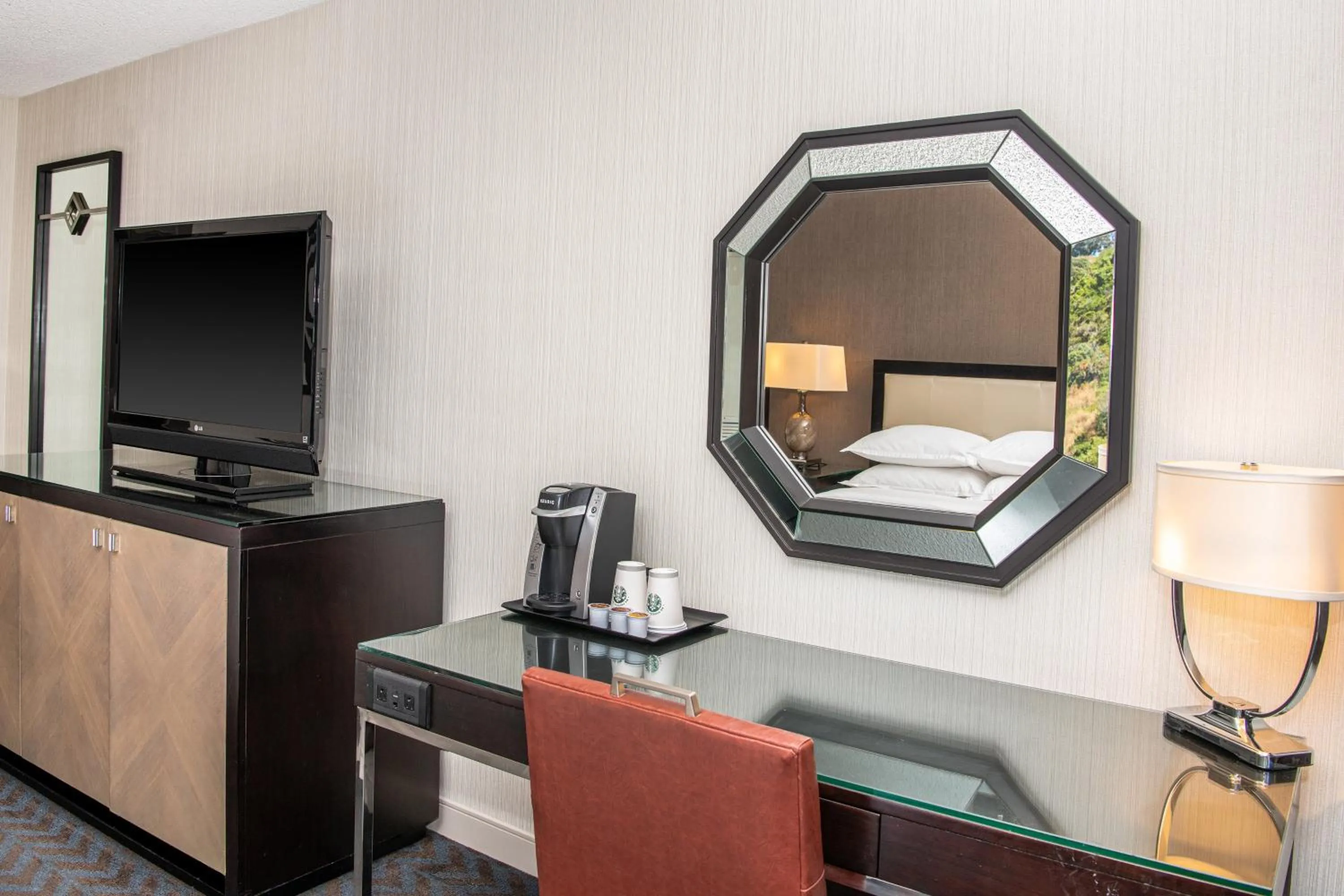 Photo of the whole room, Bed in Sheraton Mission Valley San Diego Hotel