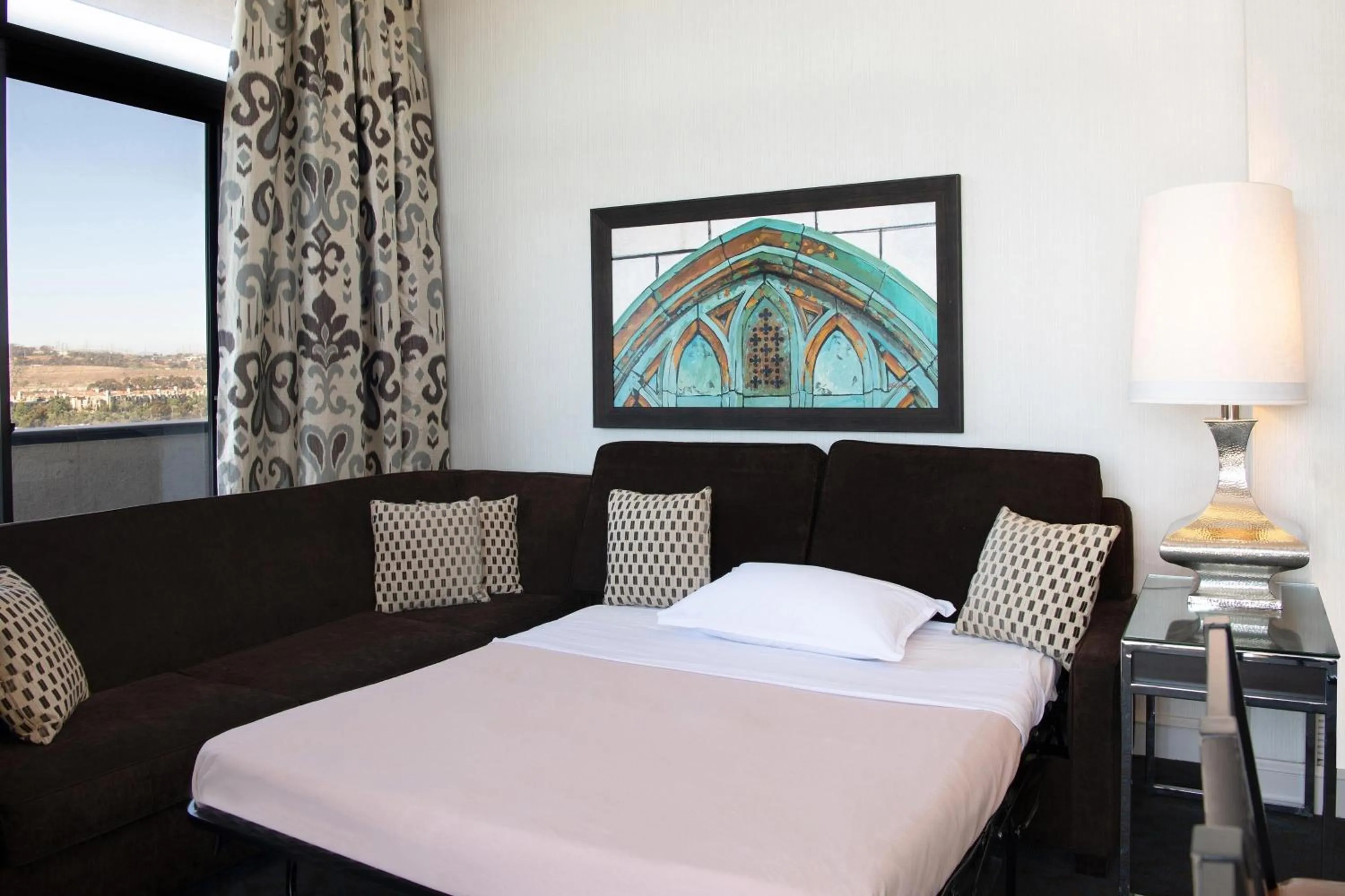 Photo of the whole room, Bed in Sheraton Mission Valley San Diego Hotel