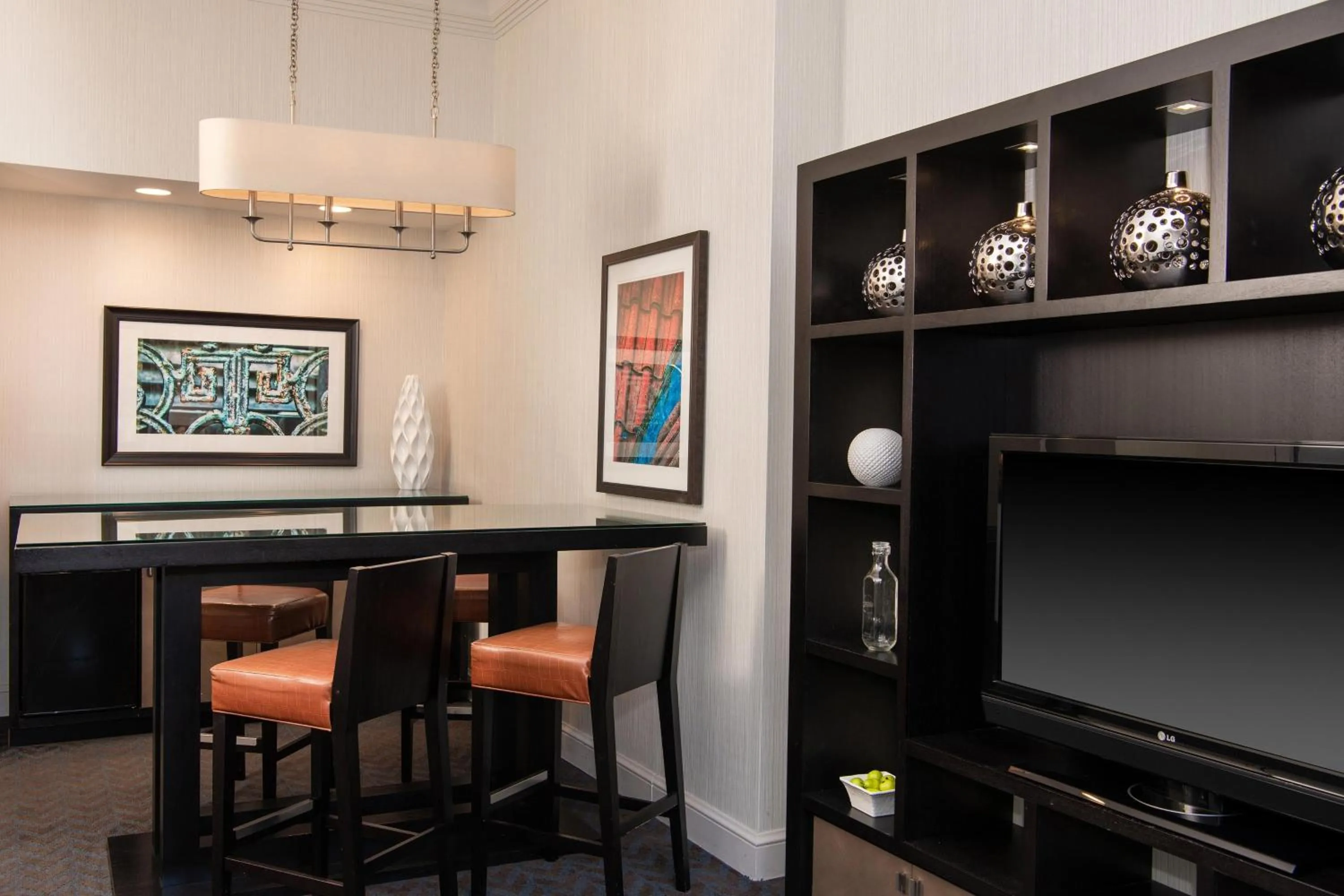 Living room in Sheraton Mission Valley San Diego Hotel