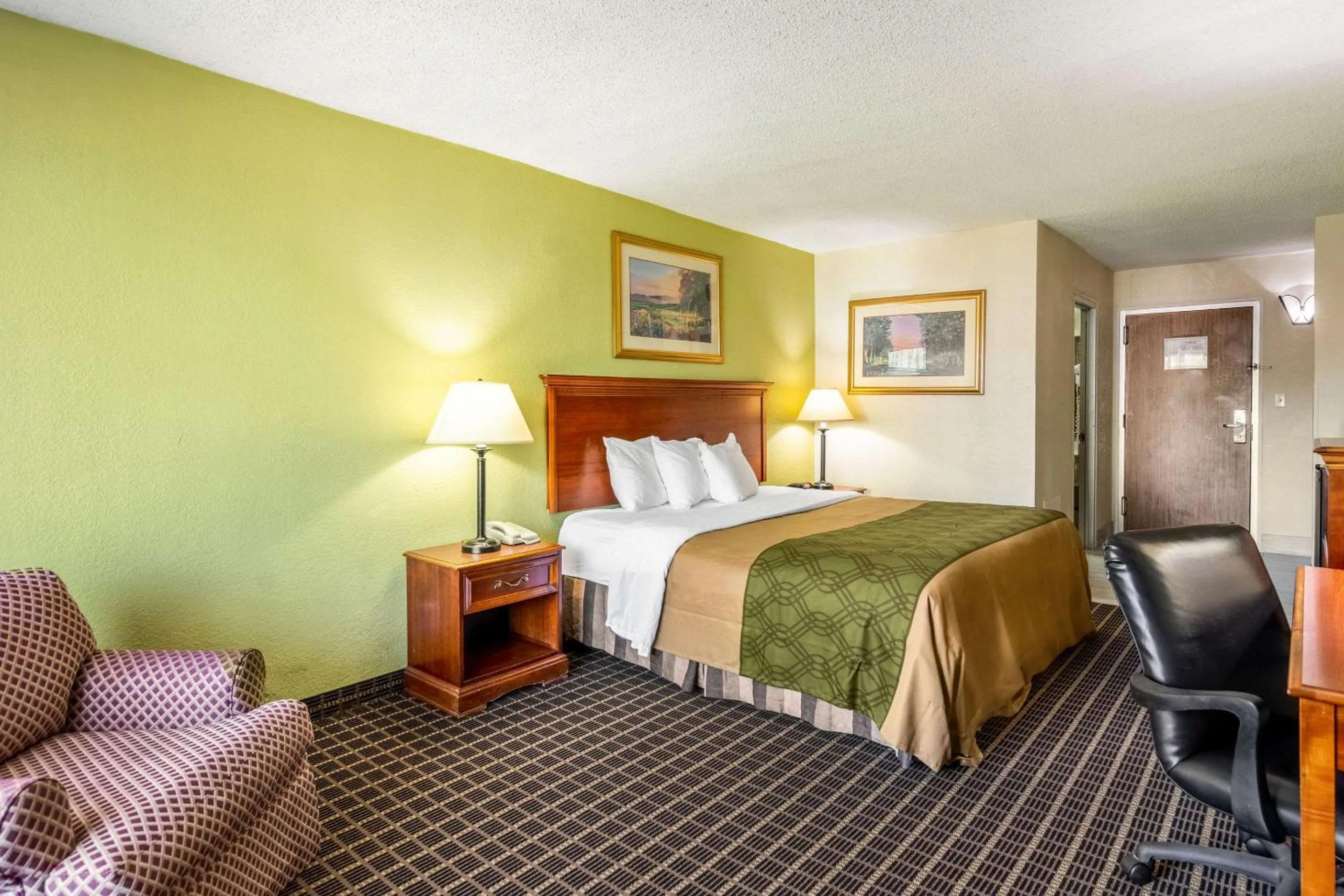 Photo of the whole room in Rodeway Inn Central