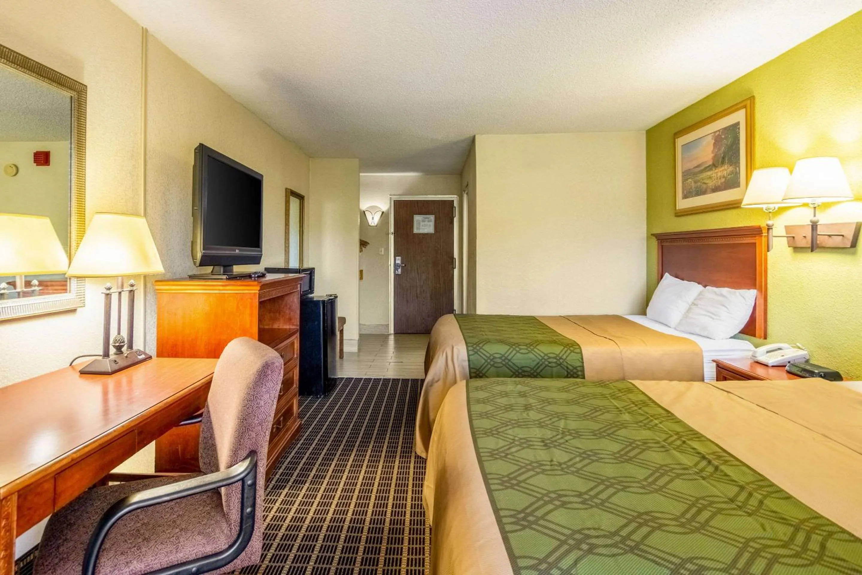 Photo of the whole room in Rodeway Inn Central