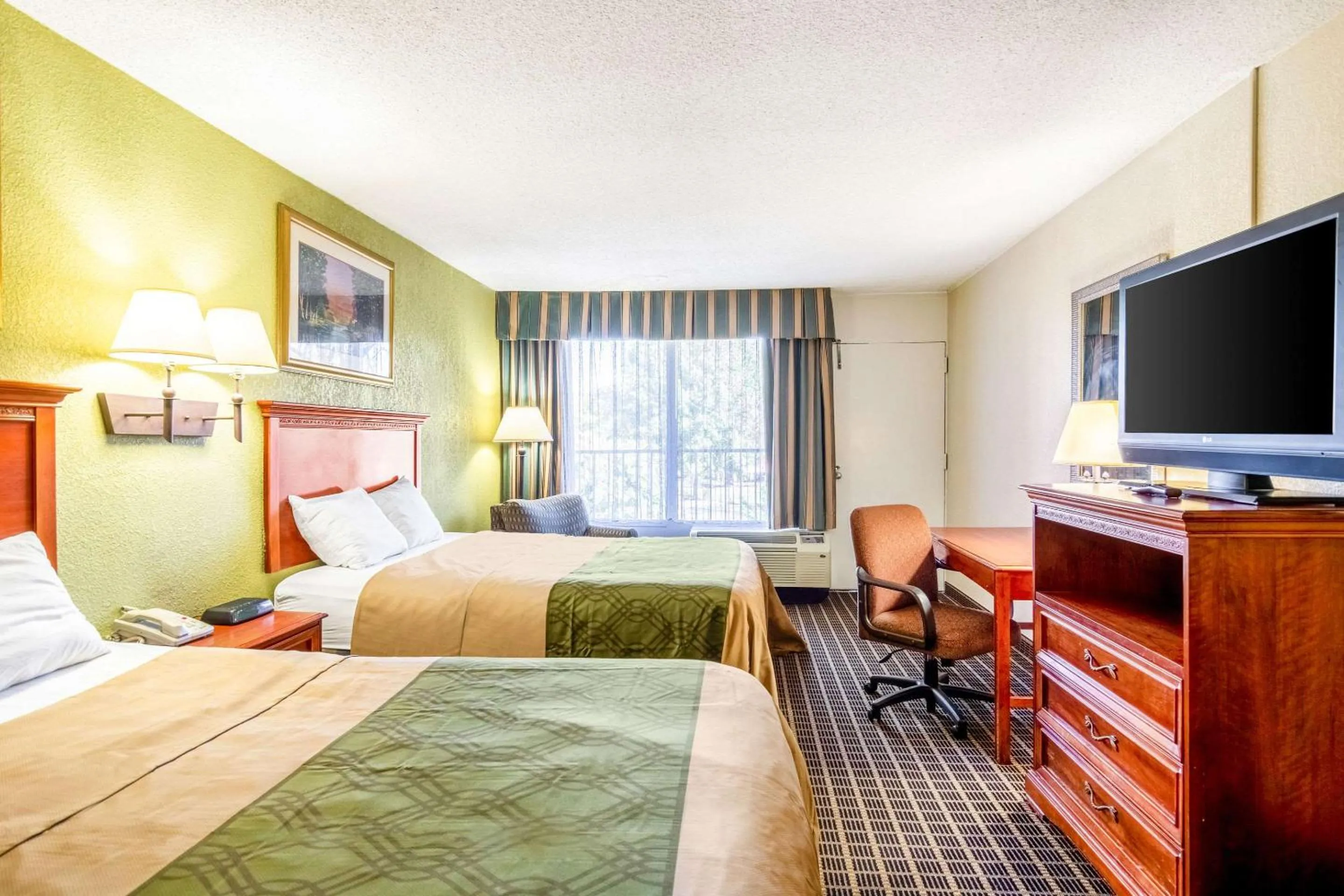 Photo of the whole room, TV/Entertainment Center in Rodeway Inn Central