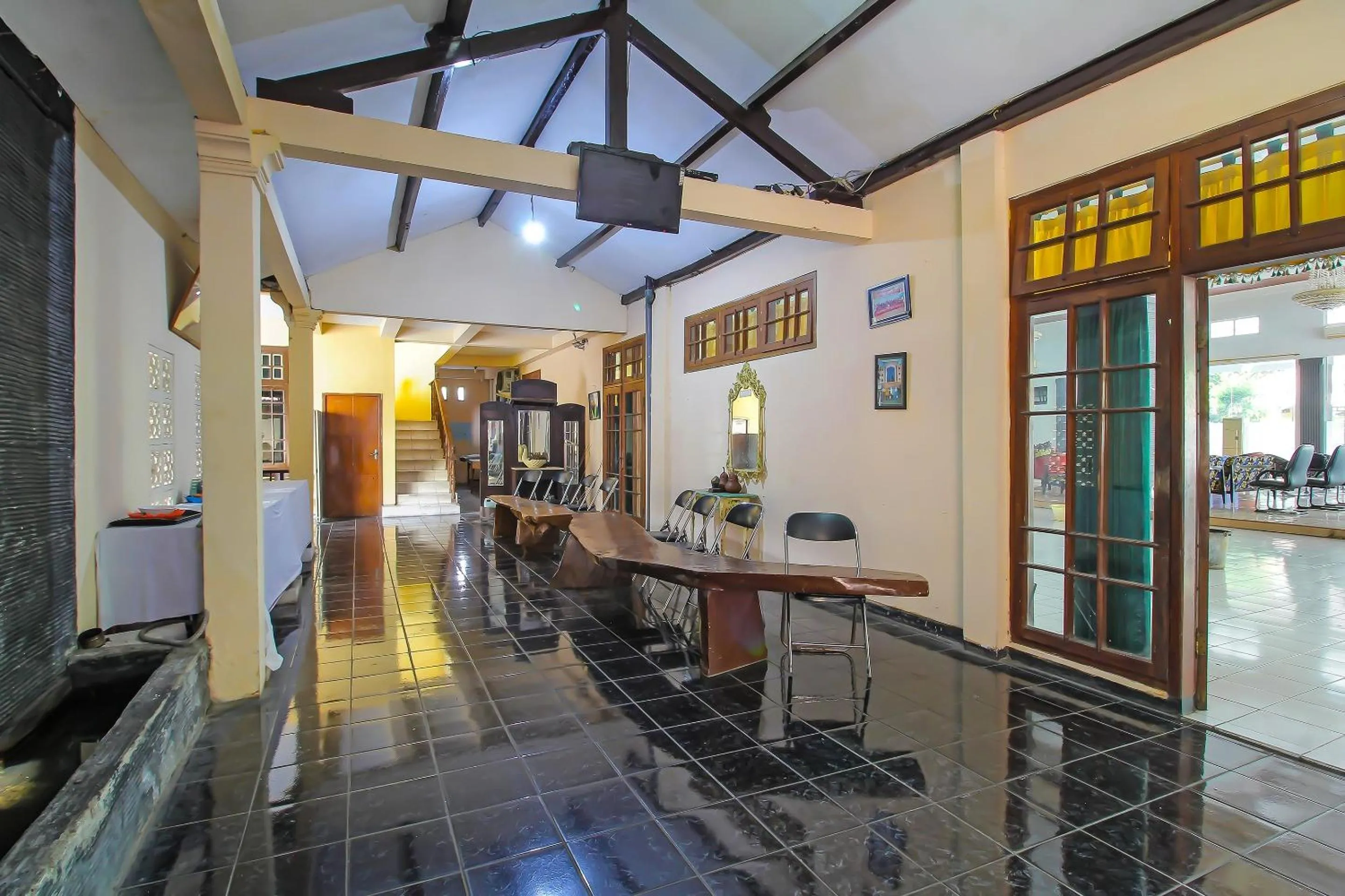 Lobby or reception in OYO 1984 Hotel Istana Family Syariah