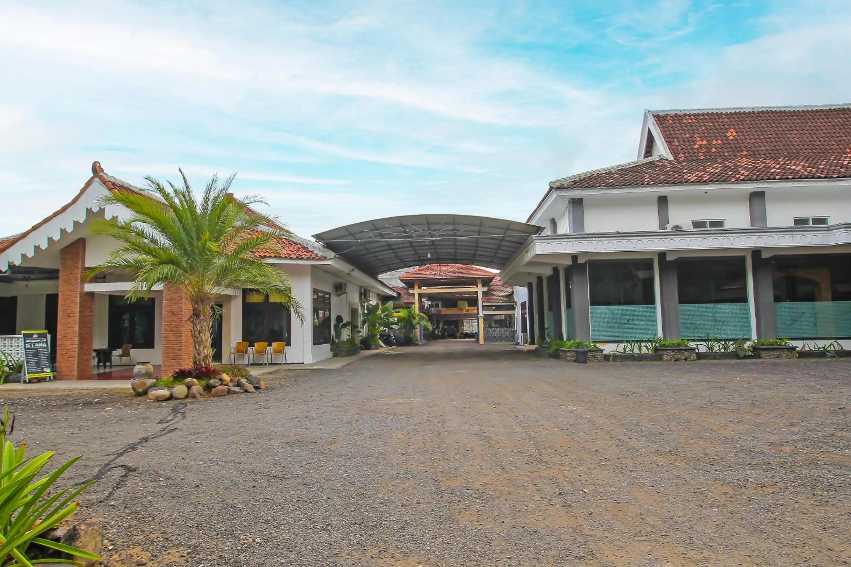 Facade/entrance in OYO 1984 Hotel Istana Family Syariah