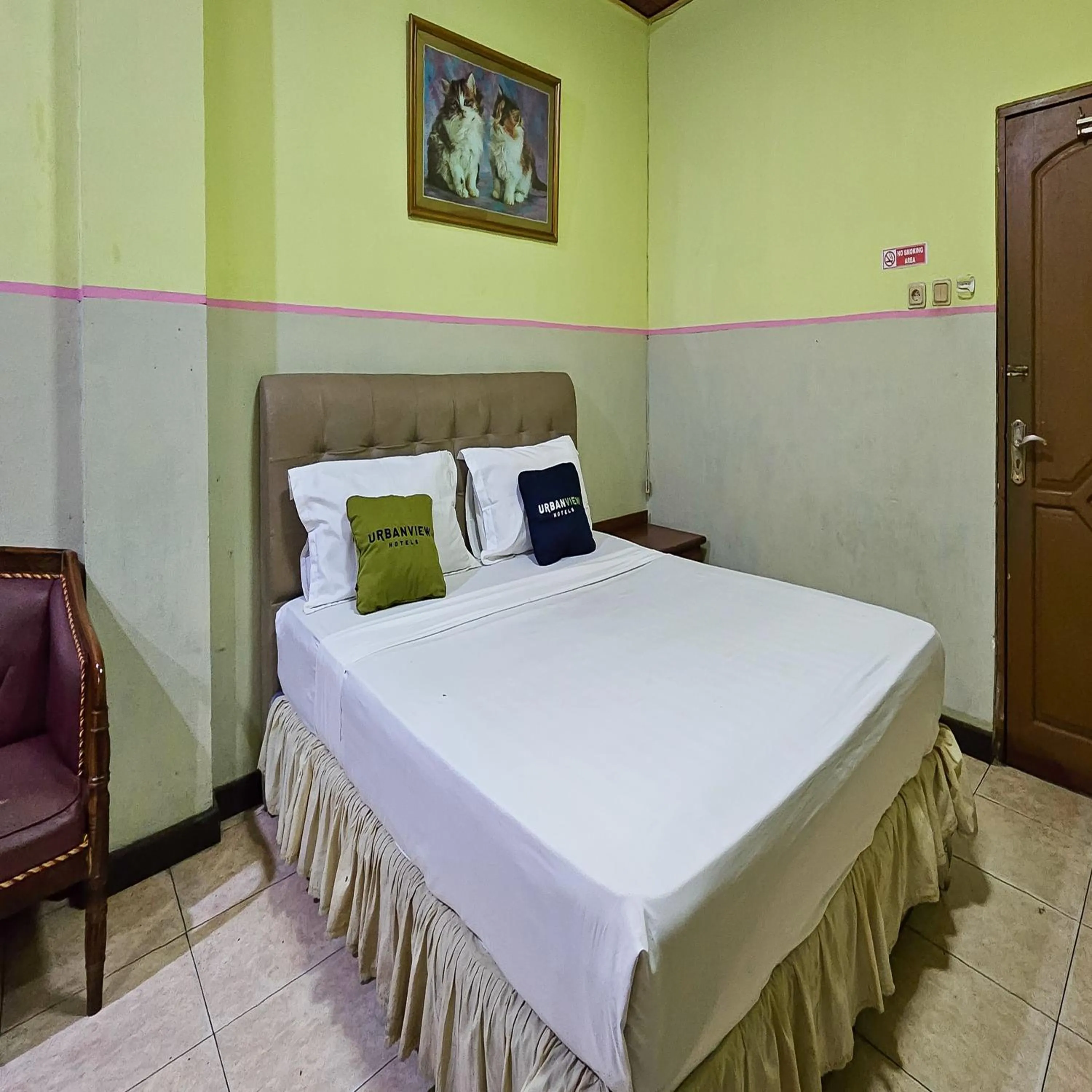 Bedroom, Bed in Urbanview Hotel Kharisma Banjarmasin