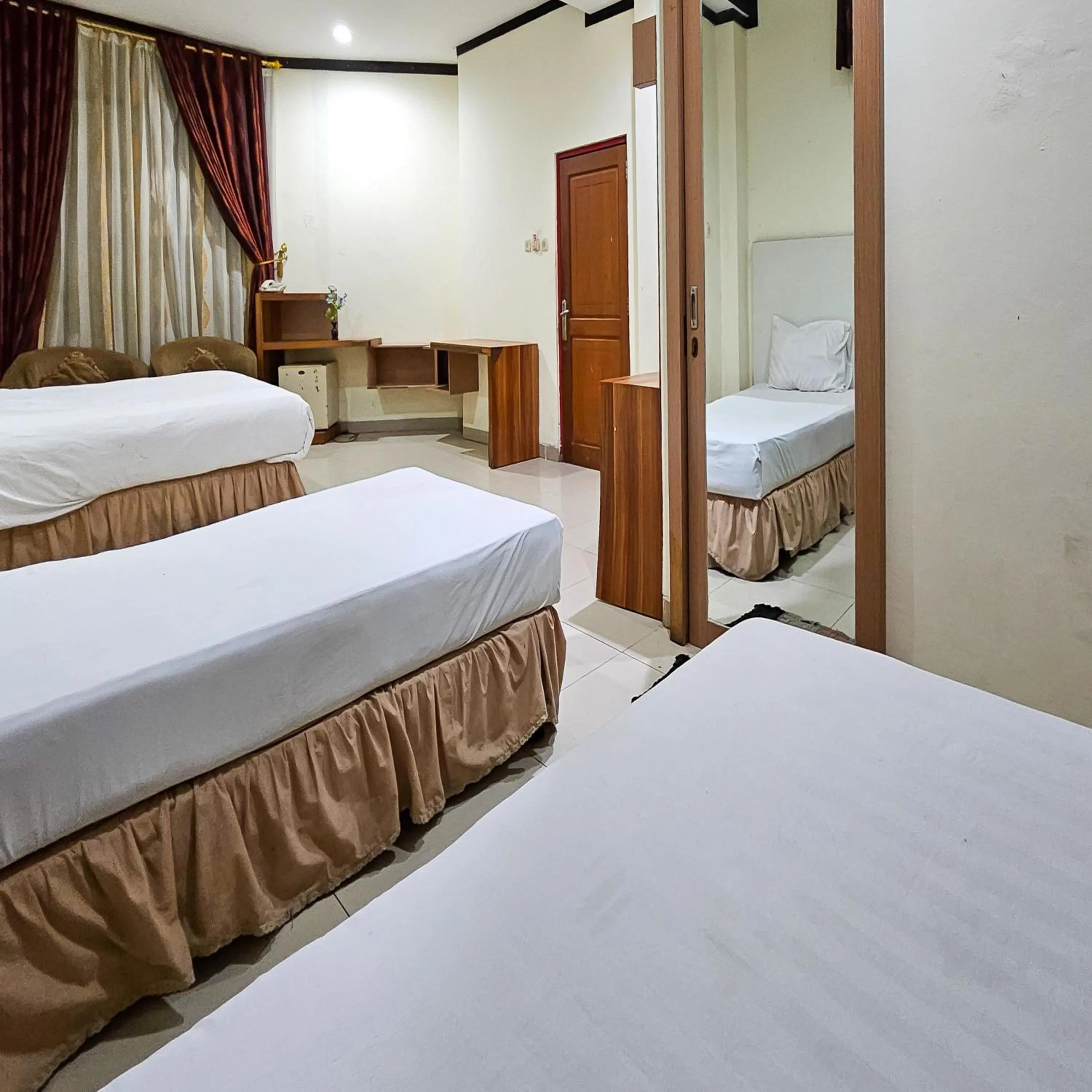 Bedroom, Bed in Urbanview Hotel Kharisma Banjarmasin