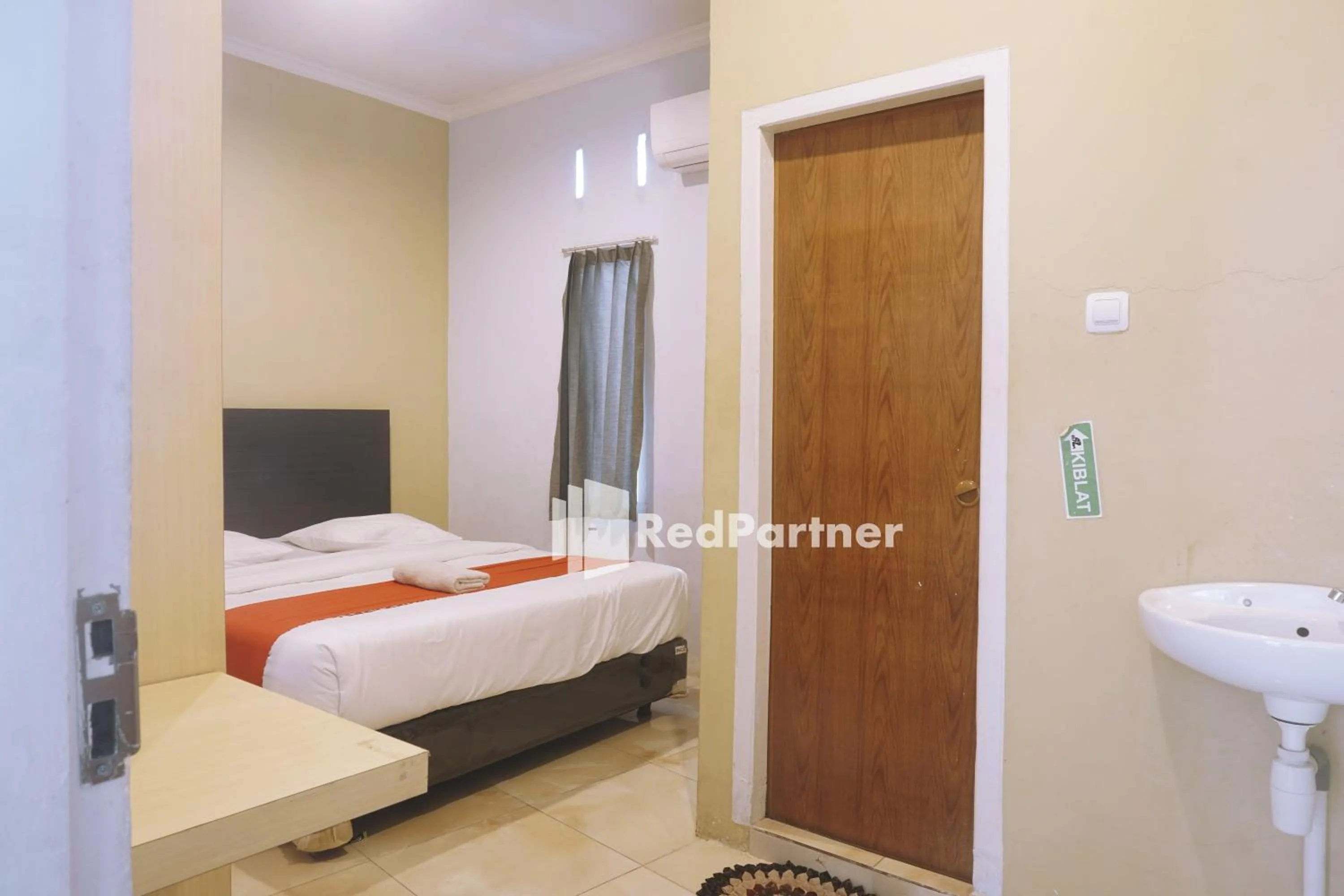Bedroom, Bed in Tassa Homestay Syariah Mitra RedDoorz