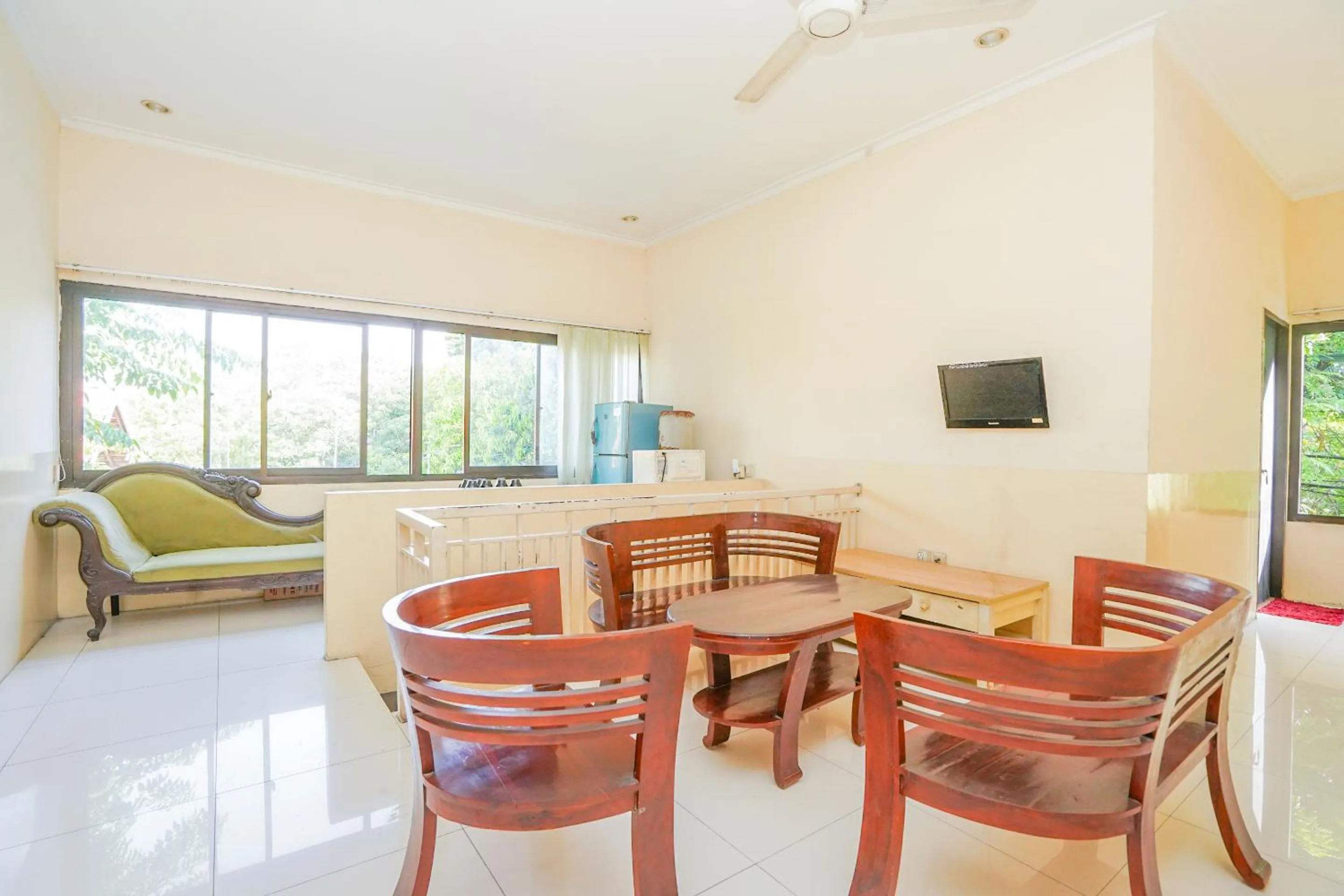 Seating area in OYO 1956 Kana Family Residence