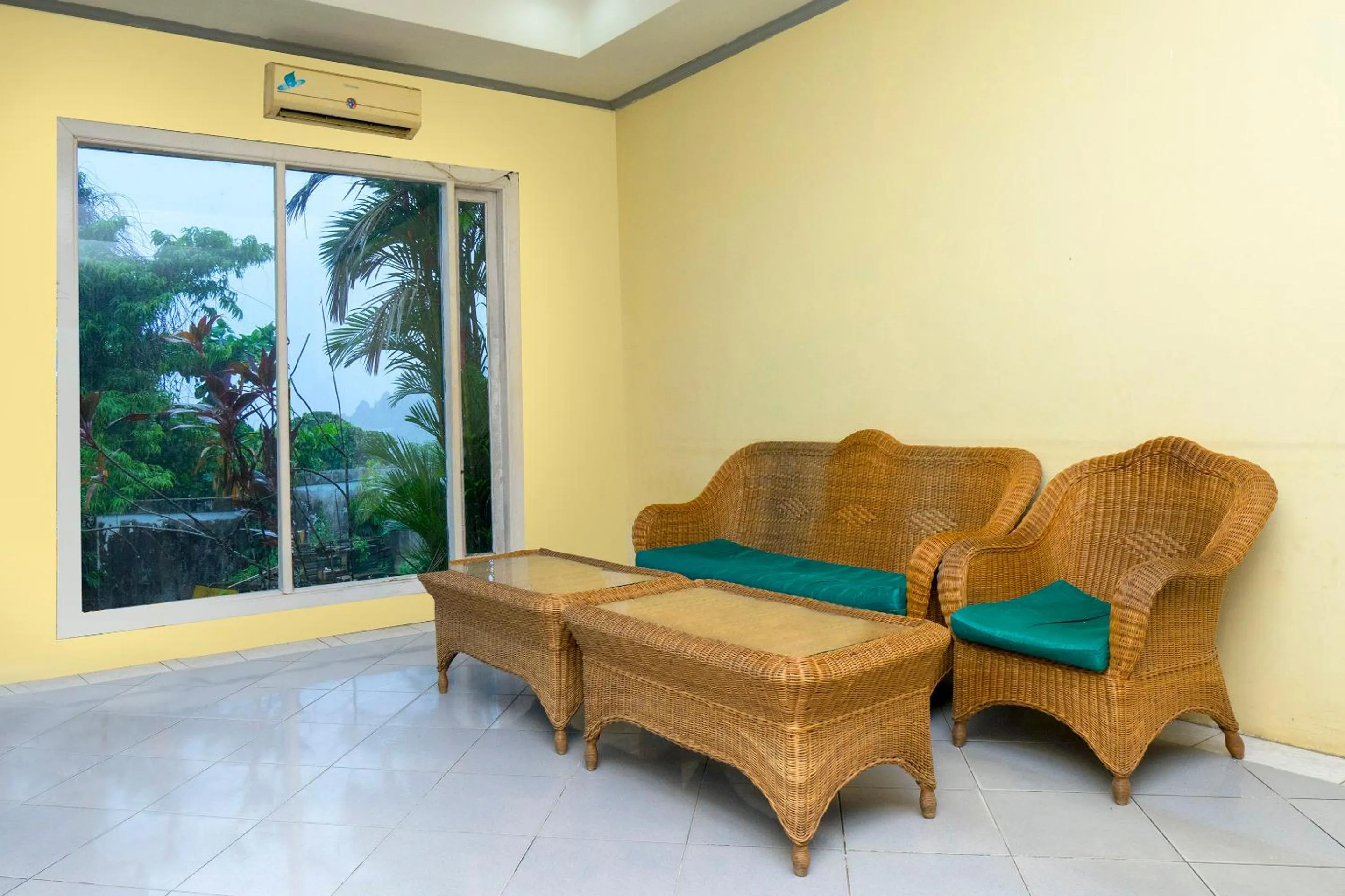 Seating Area in OYO 1989 Hotel Pelangi Harapan