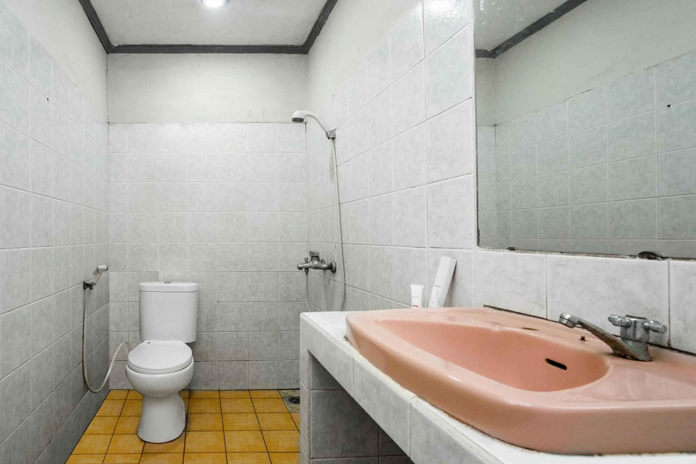Bathroom in OYO 1989 Hotel Pelangi Harapan