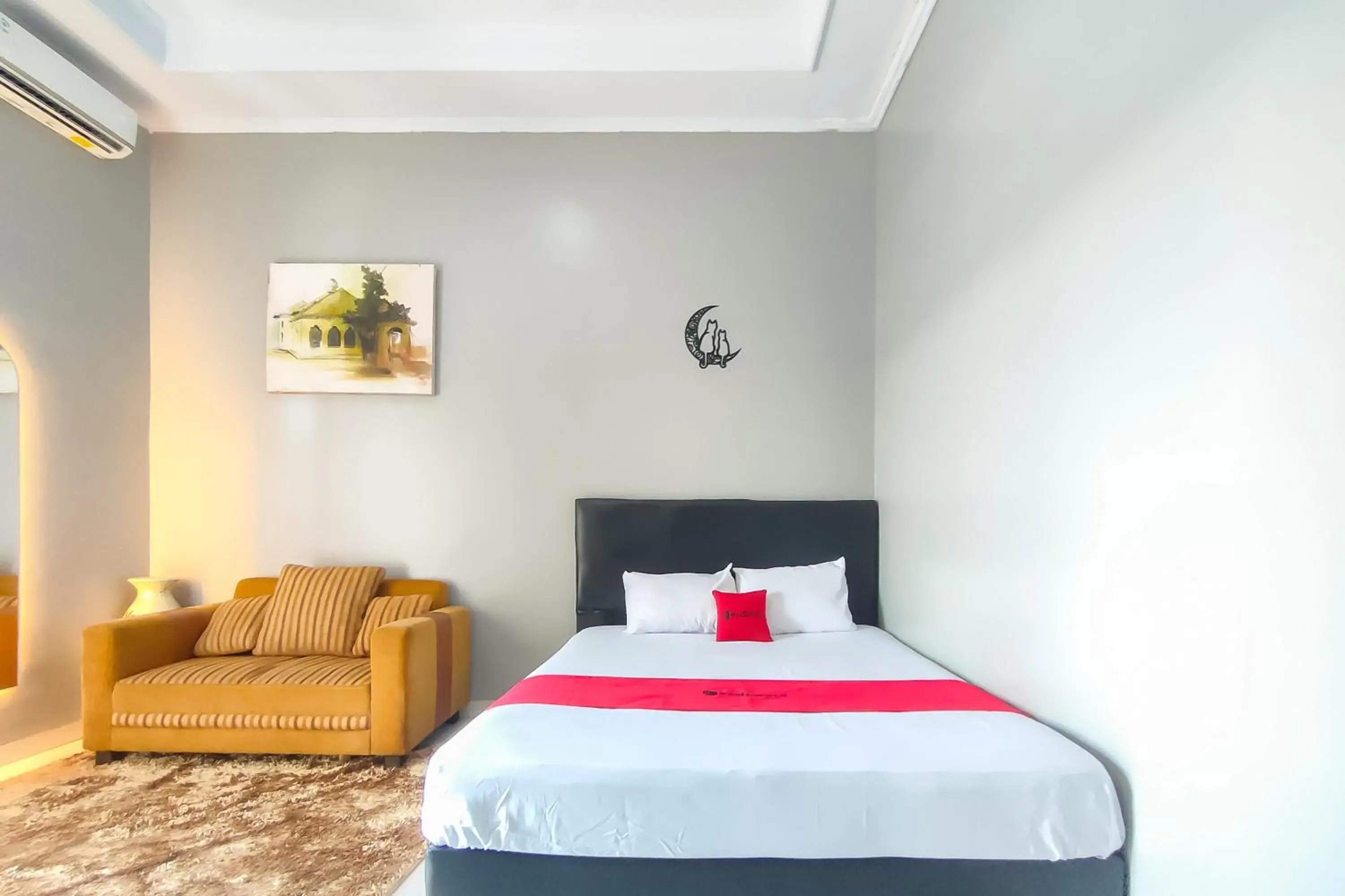 Deluxe Double Room in RedDoorz at NN Guest House Exit Tol Klodran Solo Deluxe Double Room in RedDoorz at NN Guest House Exit Tol Klodran Solo