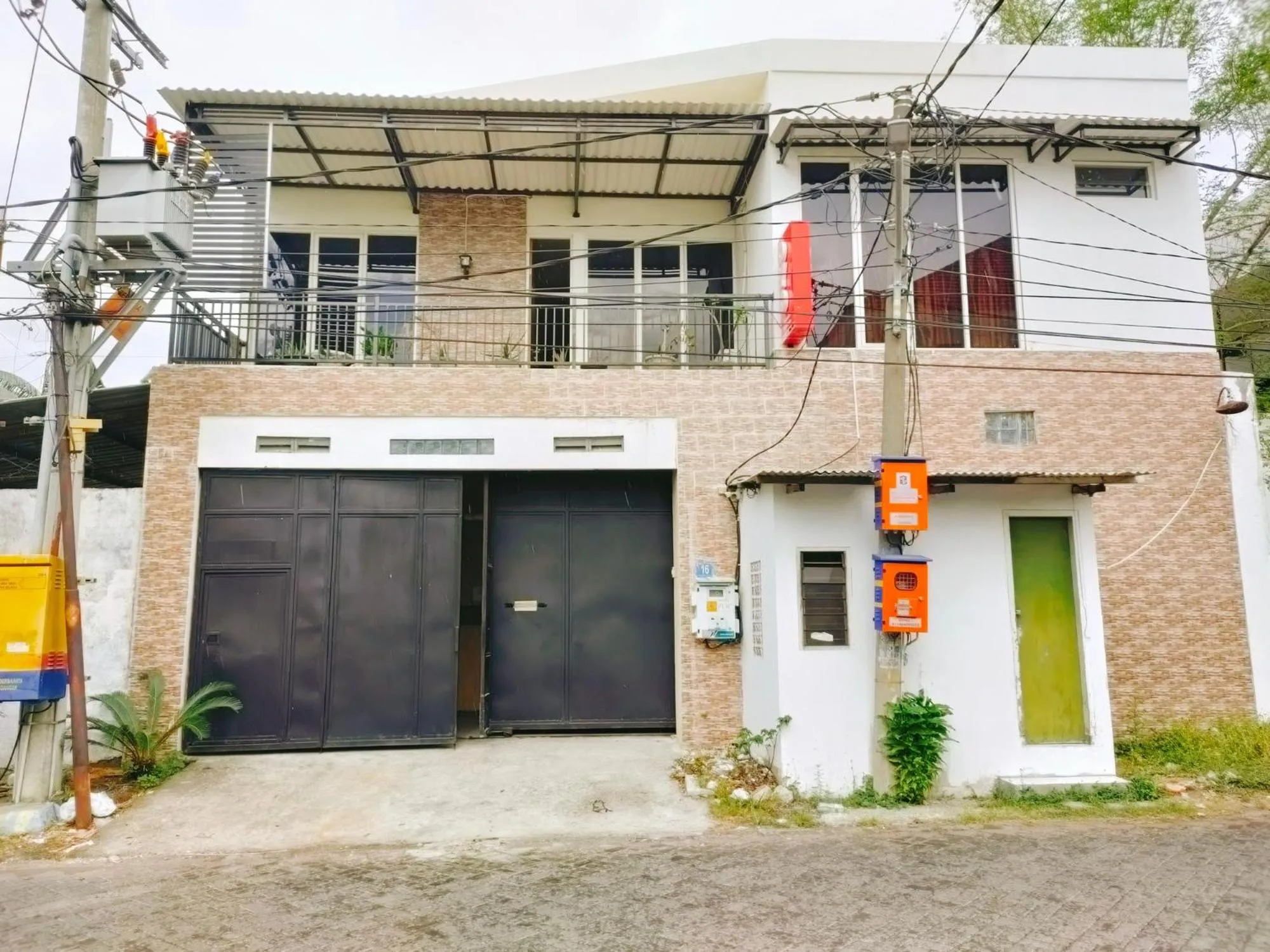 Property building in RedDoorz At Sukomanunggal Surabaya