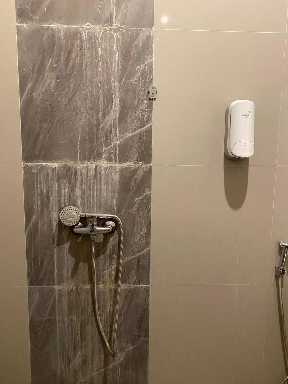 Shower in RedDoorz At Sukomanunggal Surabaya