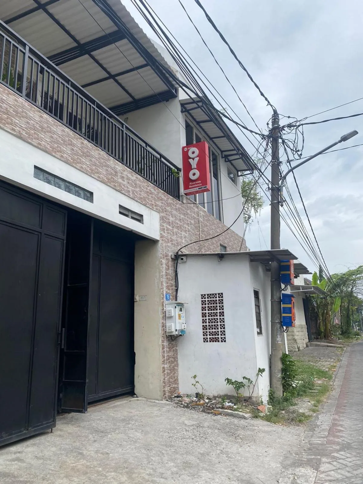 Property building in RedDoorz At Sukomanunggal Surabaya