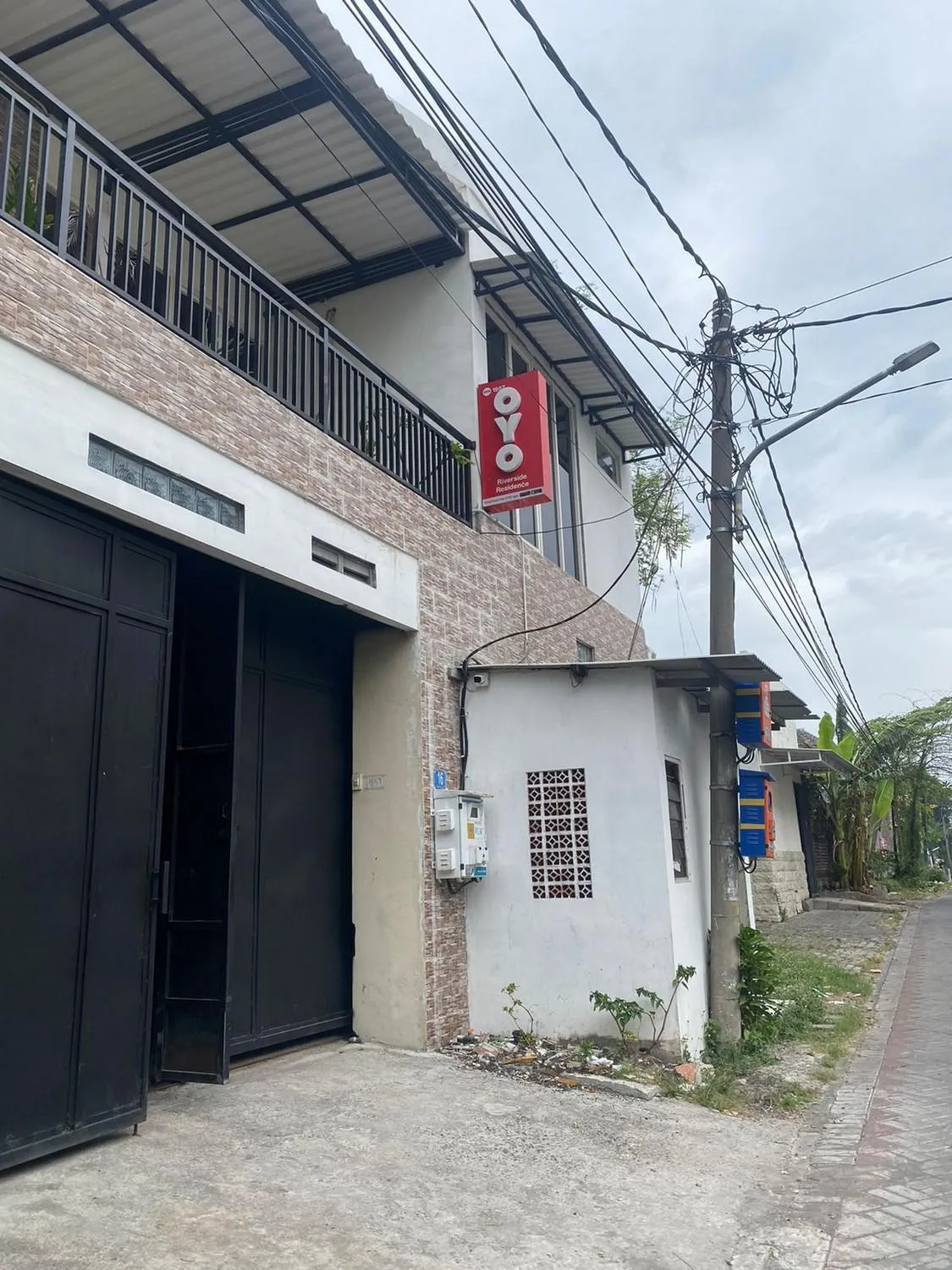 Property building in RedDoorz At Sukomanunggal Surabaya