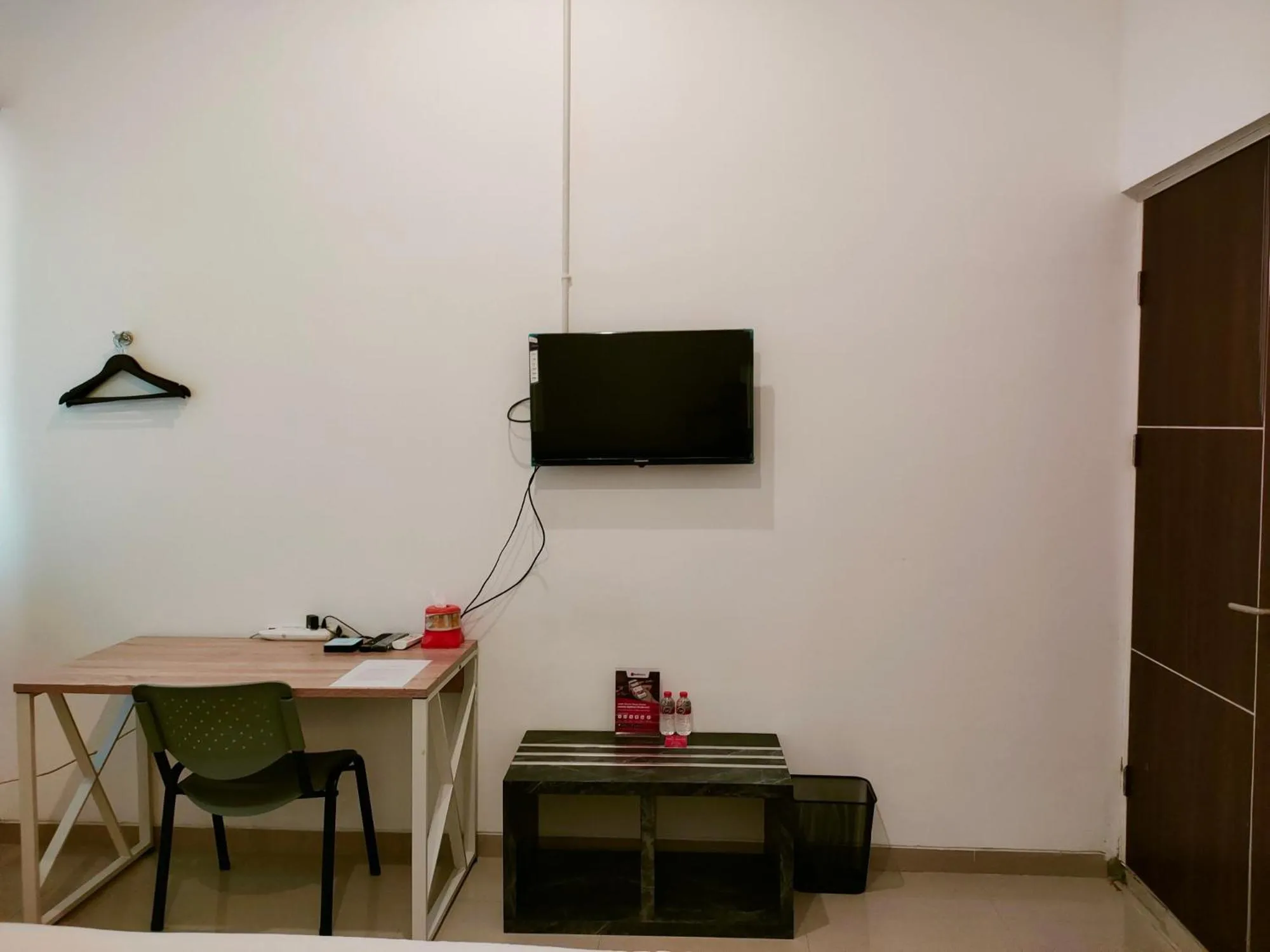 TV and multimedia in RedDoorz At Sukomanunggal Surabaya