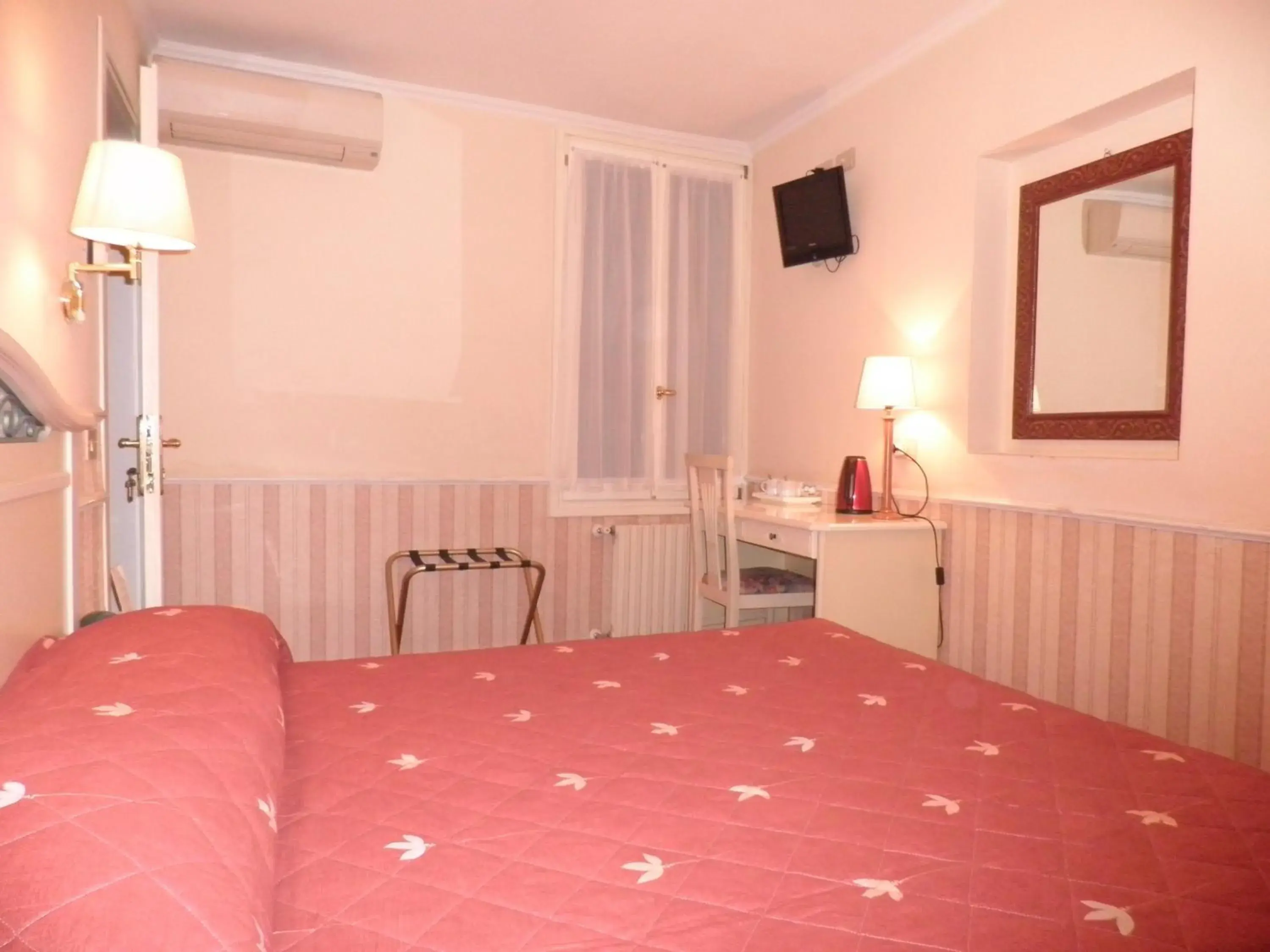 Double Room with Private External Bathroom in AL CAMPANIEL BED AND BREAKFAST Double Room with Private External Bathroom in AL CAMPANIEL BED AND BREAKFAST