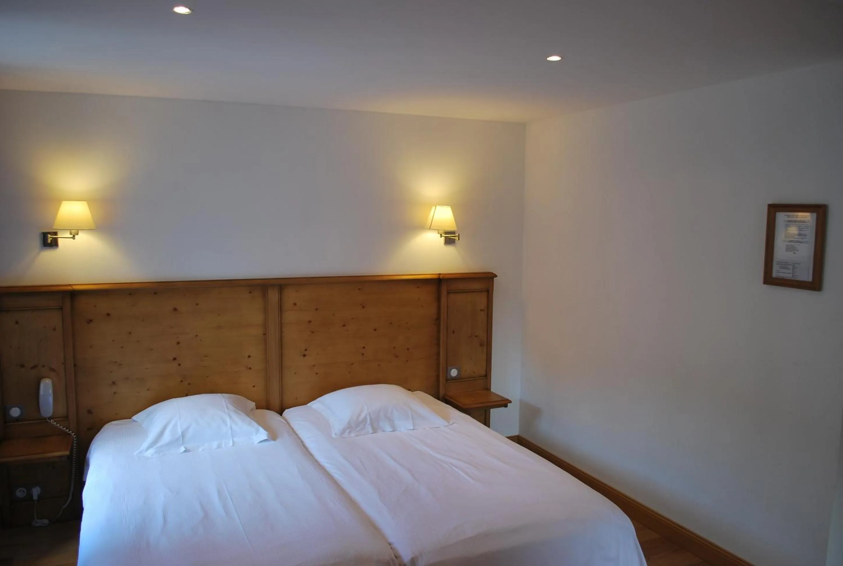 Bed in Logis Hôtel Restaurant Kleiber