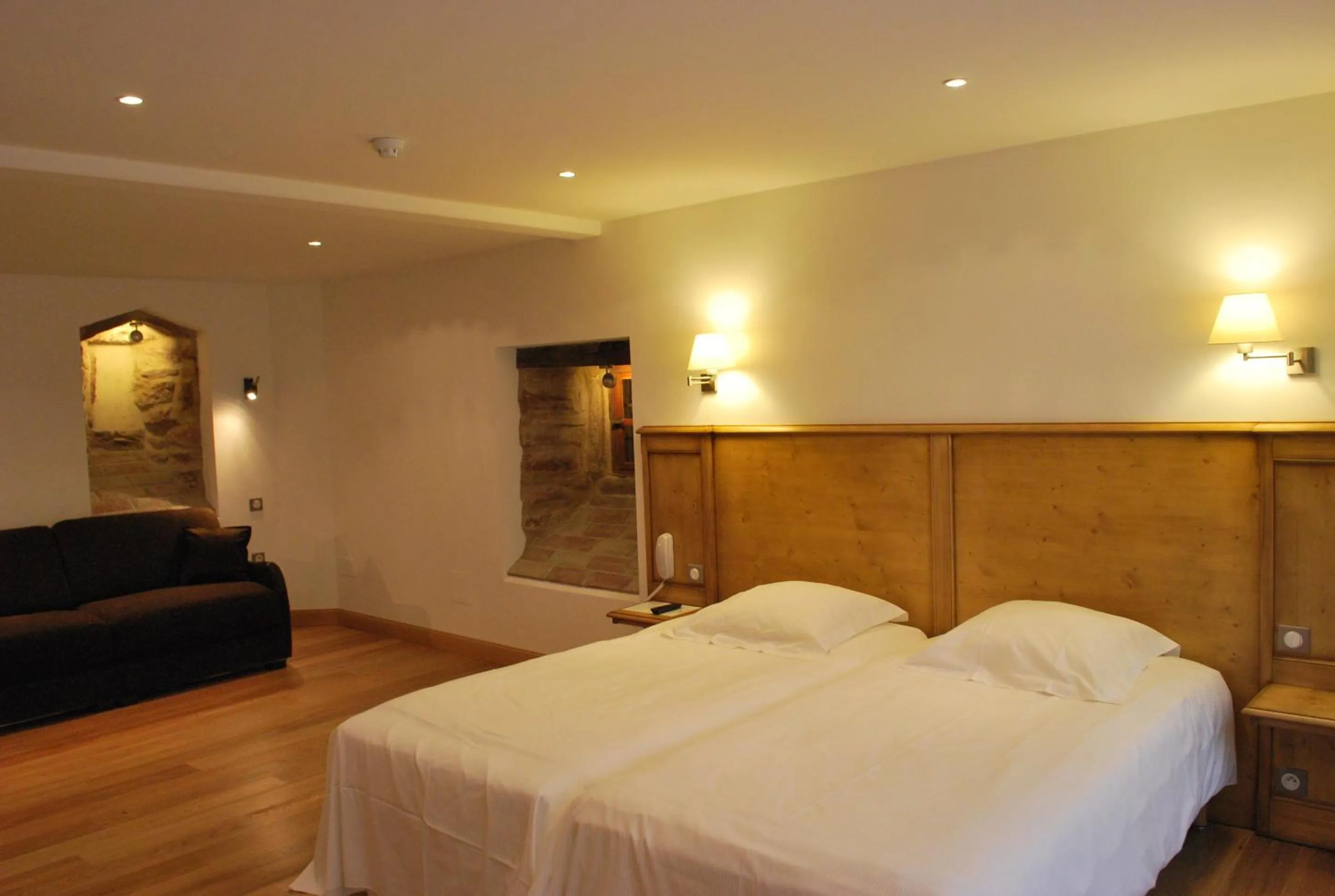 Photo of the whole room, Bed in Logis Hôtel Restaurant Kleiber