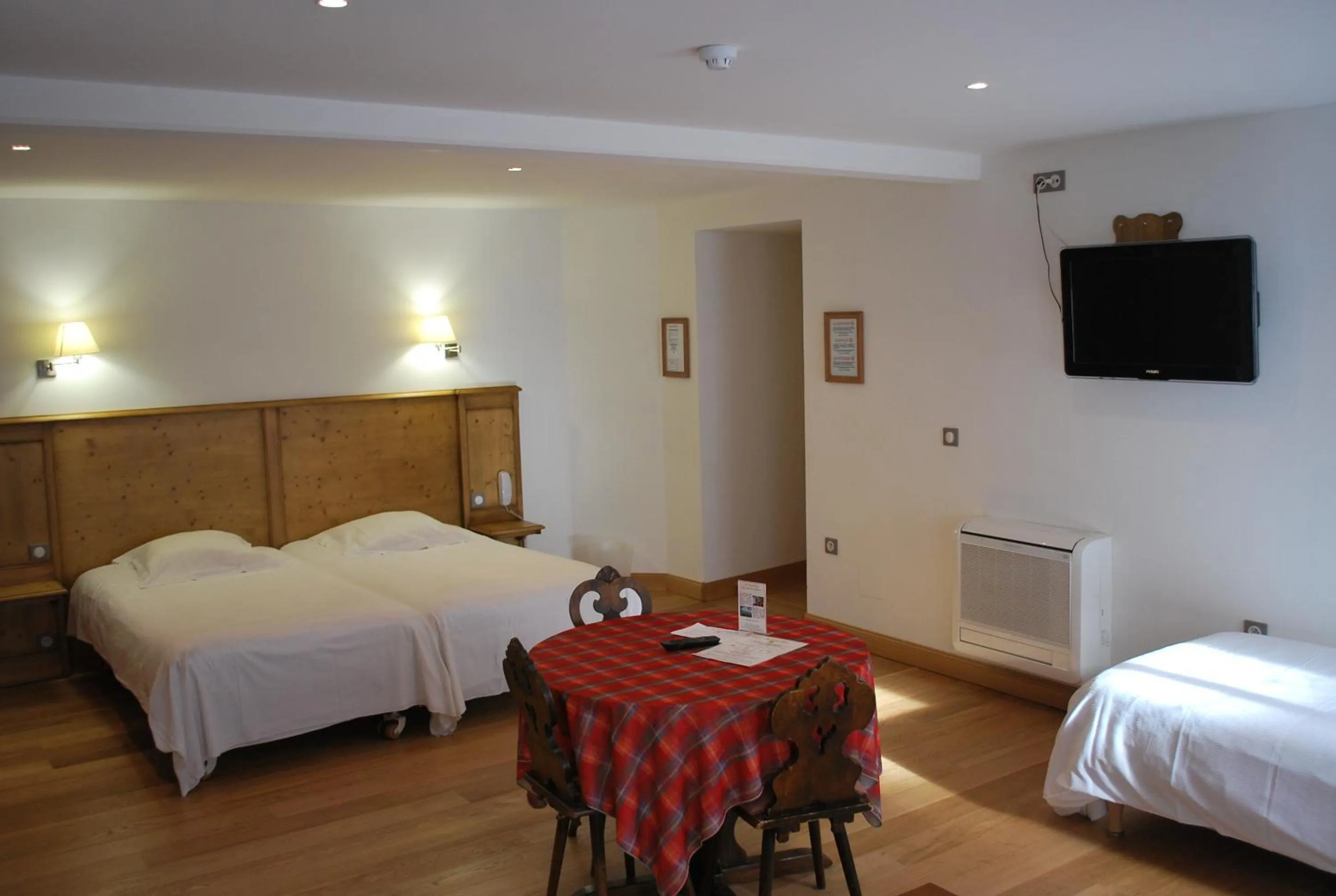 Photo of the whole room, Bed in Logis Hôtel Restaurant Kleiber