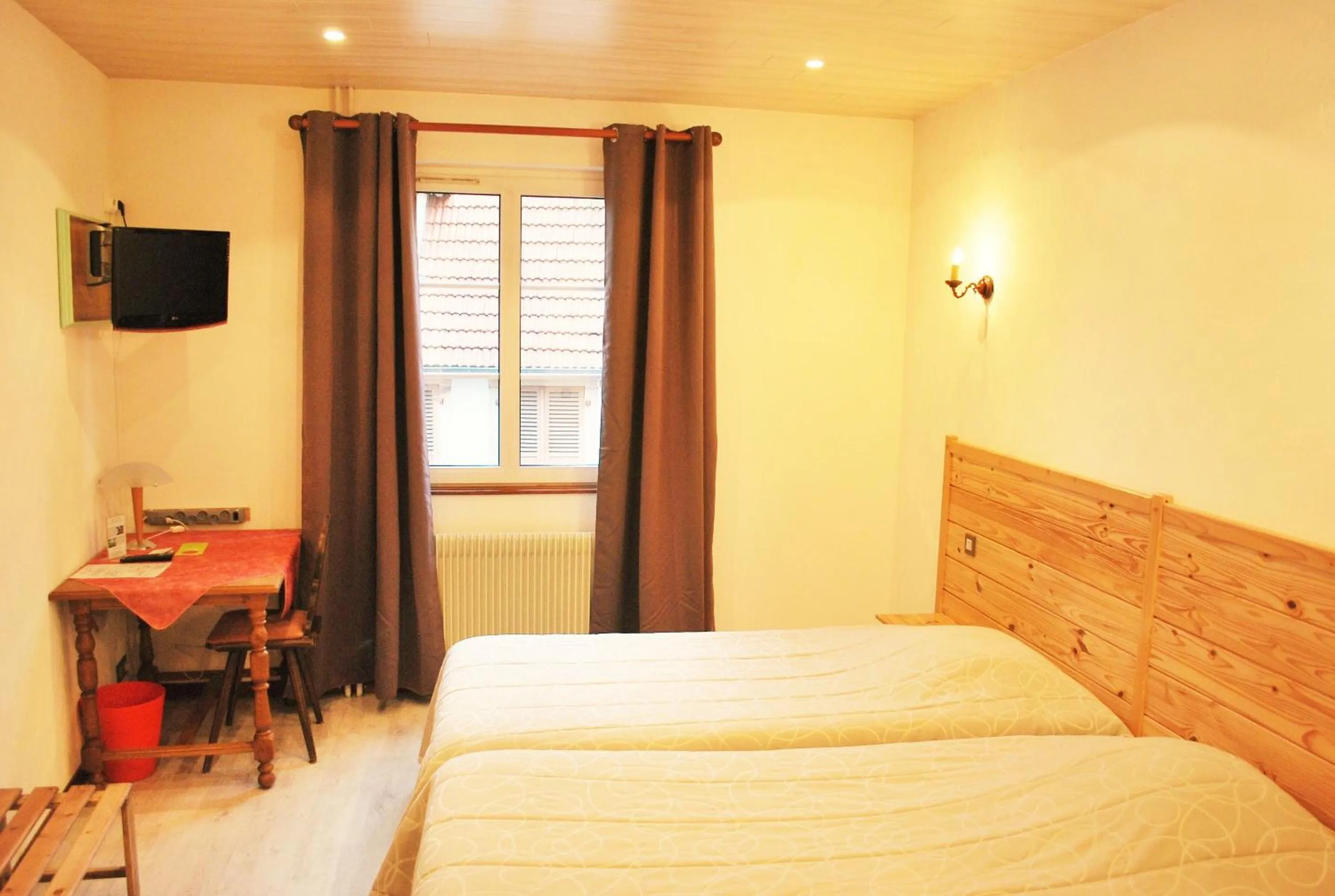 Photo of the whole room, Bed in Logis Hôtel Restaurant Kleiber