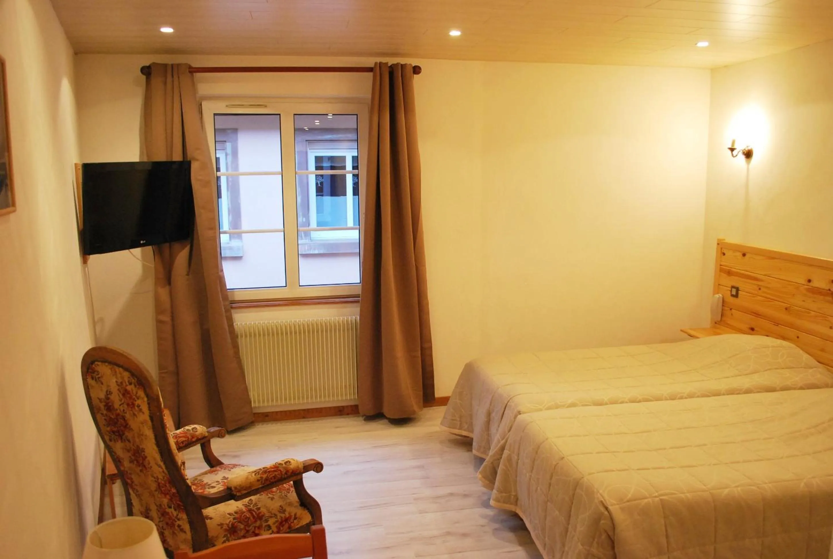 Photo of the whole room, Bed in Logis Hôtel Restaurant Kleiber