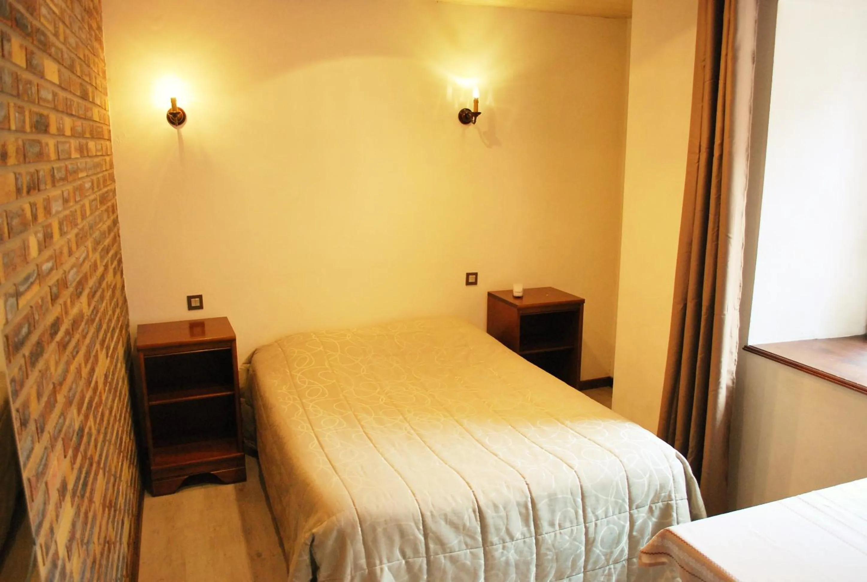 Bed in Logis Hôtel Restaurant Kleiber