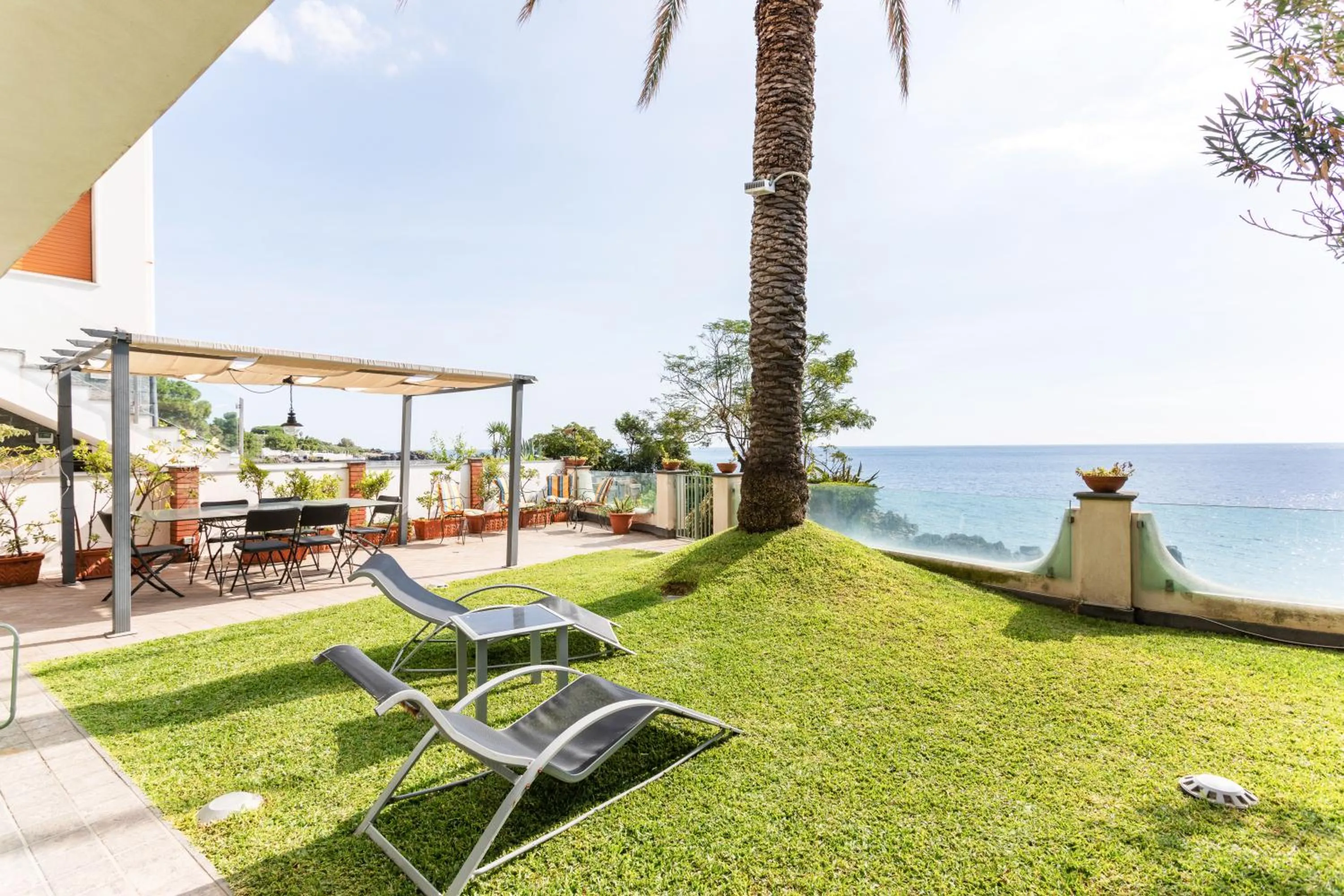 GuestHost - Penelope Seaview Apartment